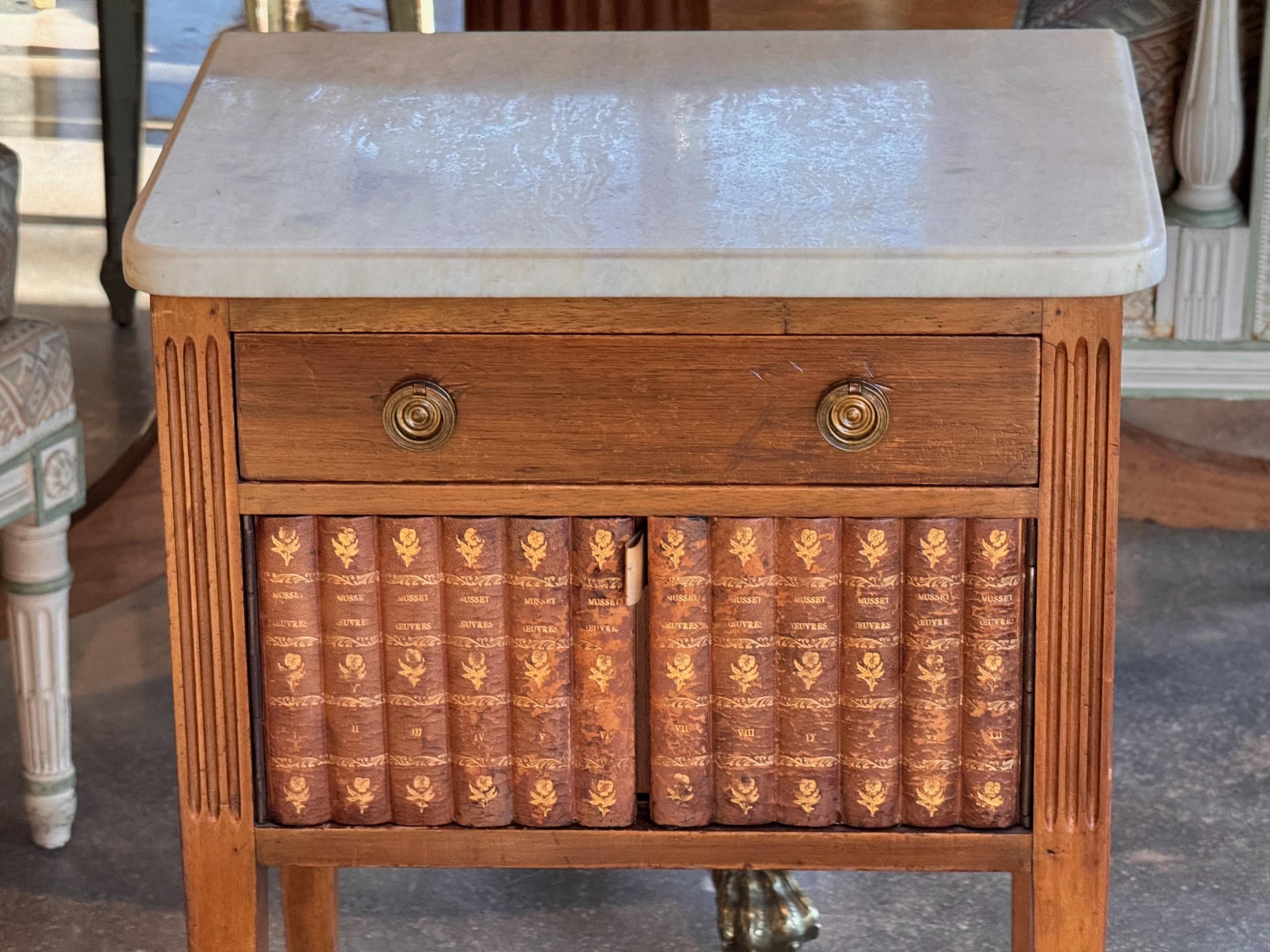 Français Table à livres française vintage des années 1920 en vente