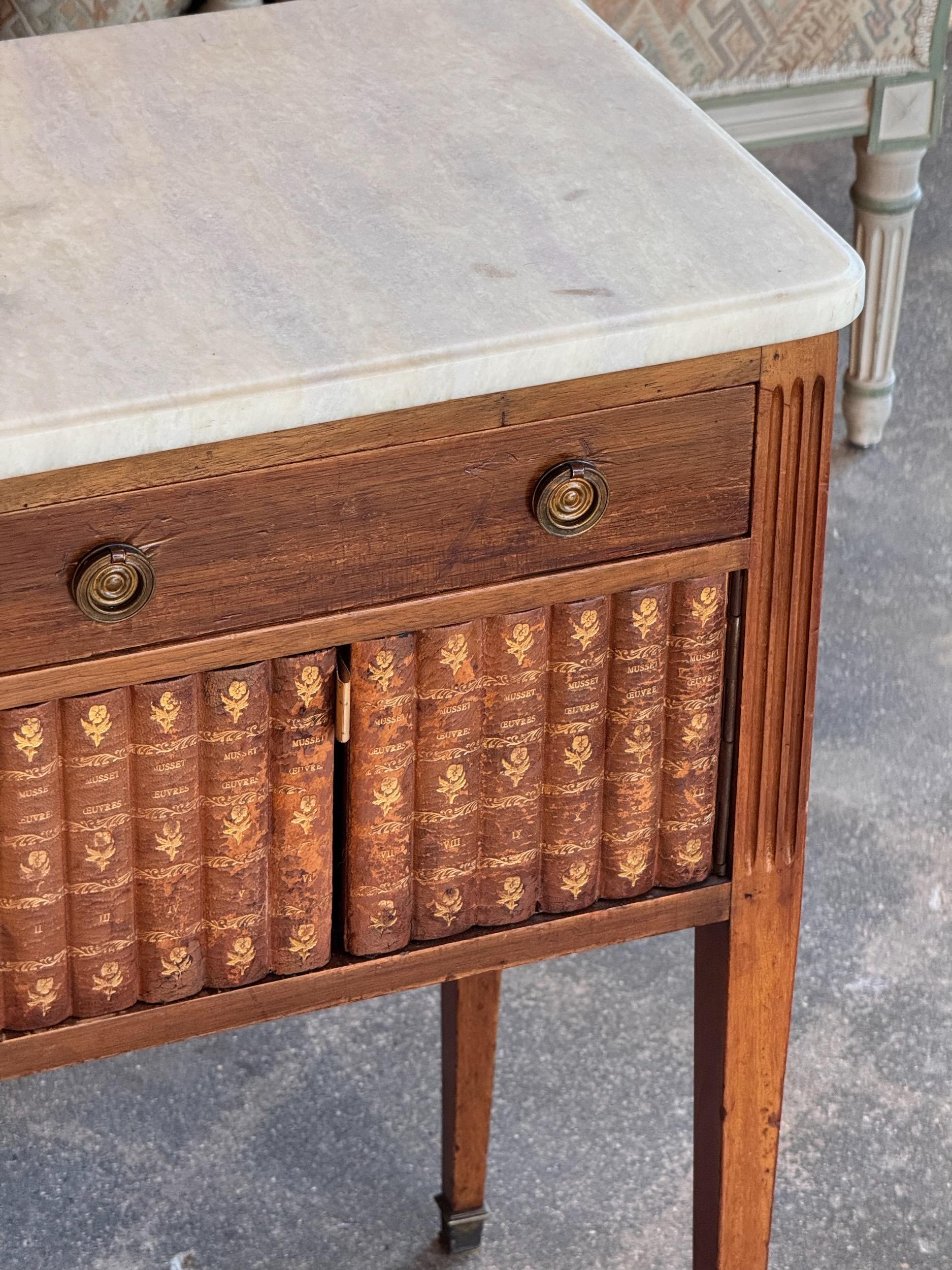 Table à livres française vintage des années 1920 Bon état - En vente à Charlottesville, VA