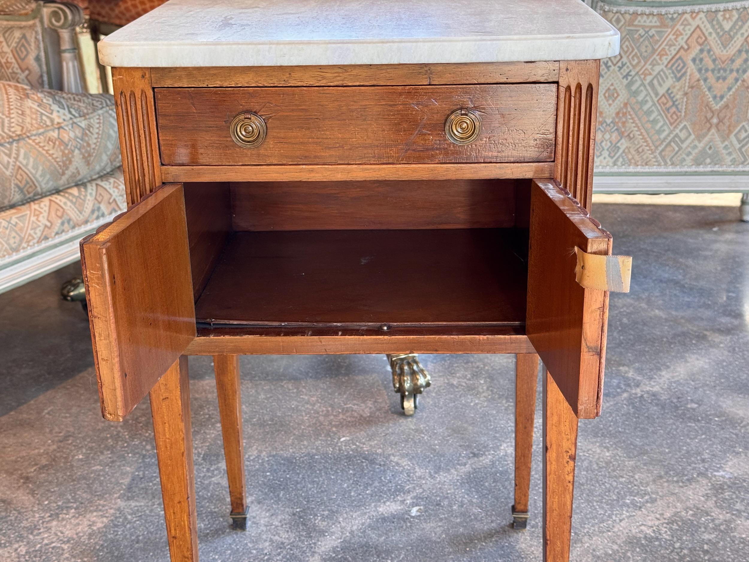 Début du 20ème siècle Table à livres française vintage des années 1920 en vente