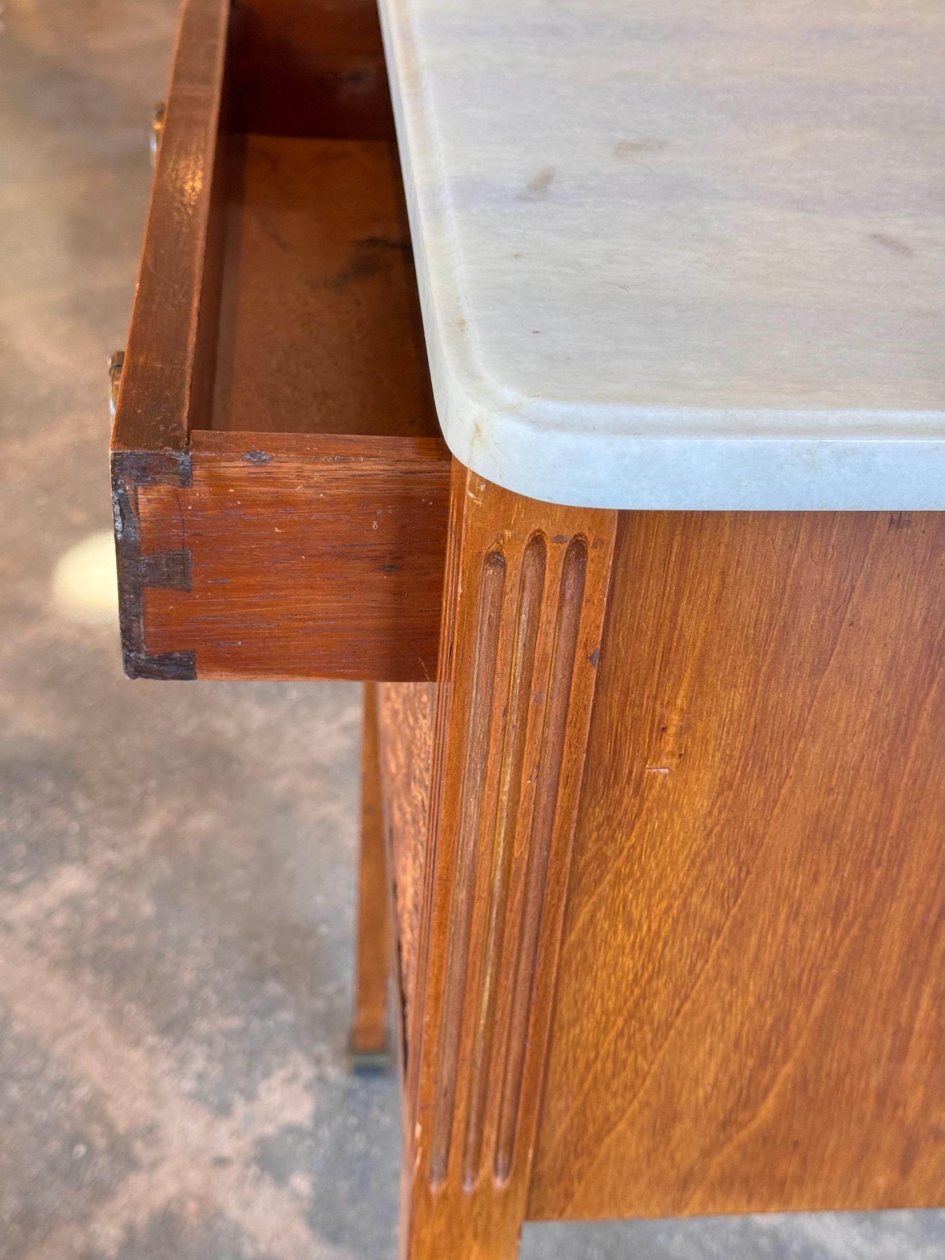 Marbre Table à livres française vintage des années 1920 en vente