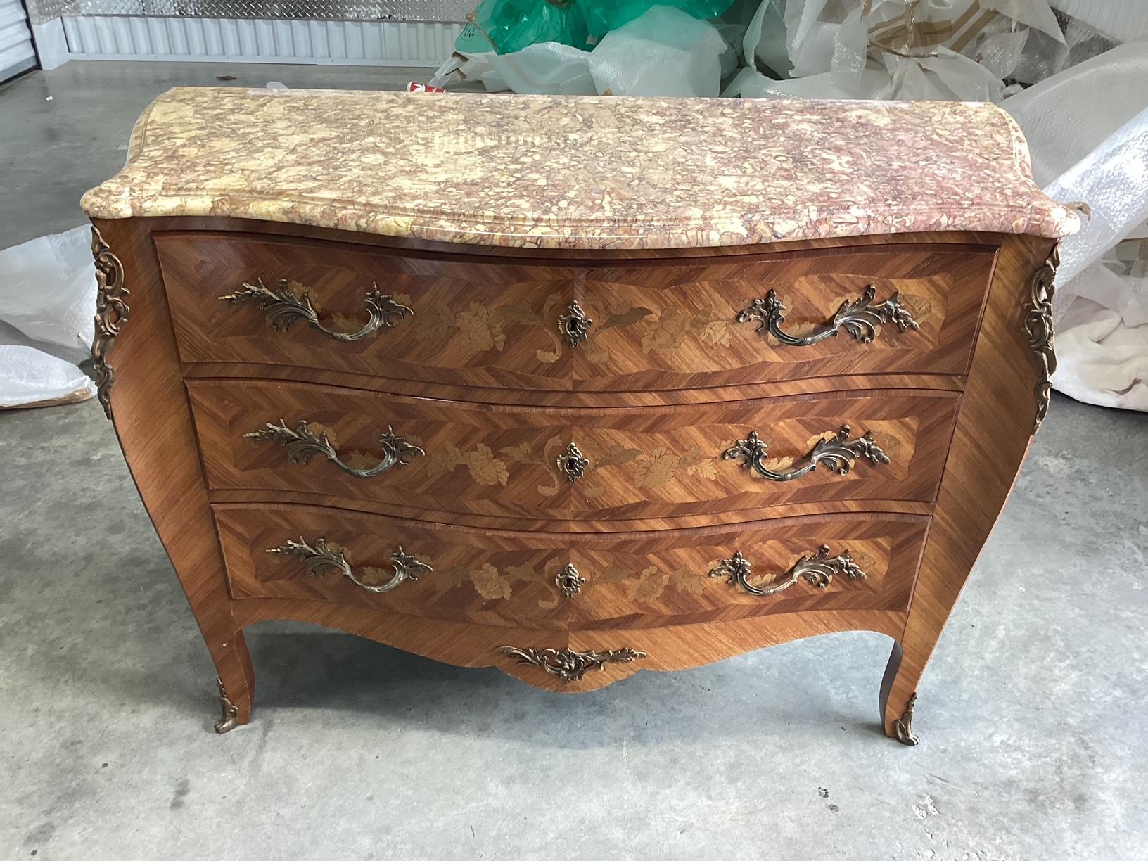 1920s Vintage French Louis XV Style Bombe Marquetry Chest of Drawers In Good Condition For Sale In Hopewell, NJ