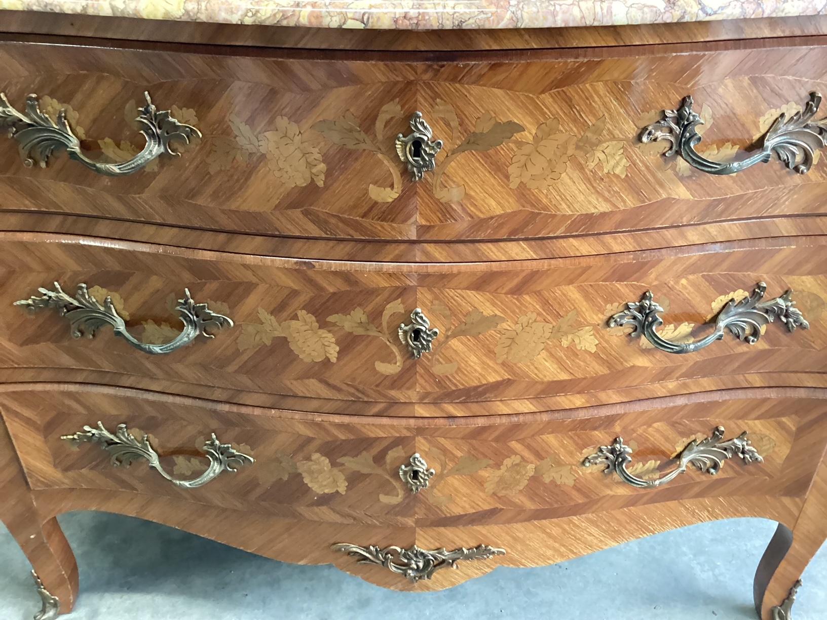 1920s Vintage French Louis XV Style Bombe Marquetry Chest of Drawers For Sale 4