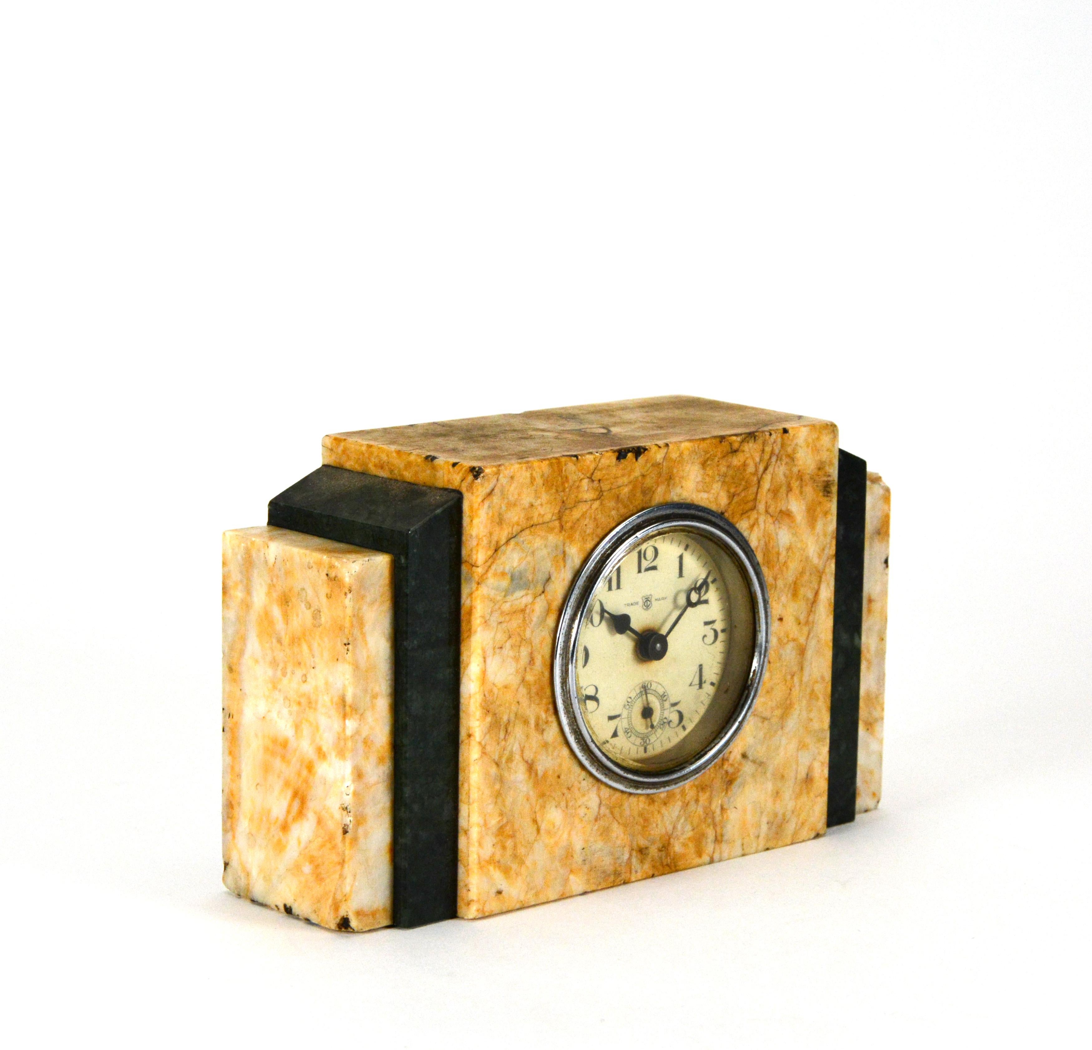 Pendule miniature Art Deco des années 1920 avec boîtier en marbre et cadran à trotteuse

Voici une horloge de table miniature française. Le fabricant a marqué sur le cadran. Il mesure environ 3-5/8