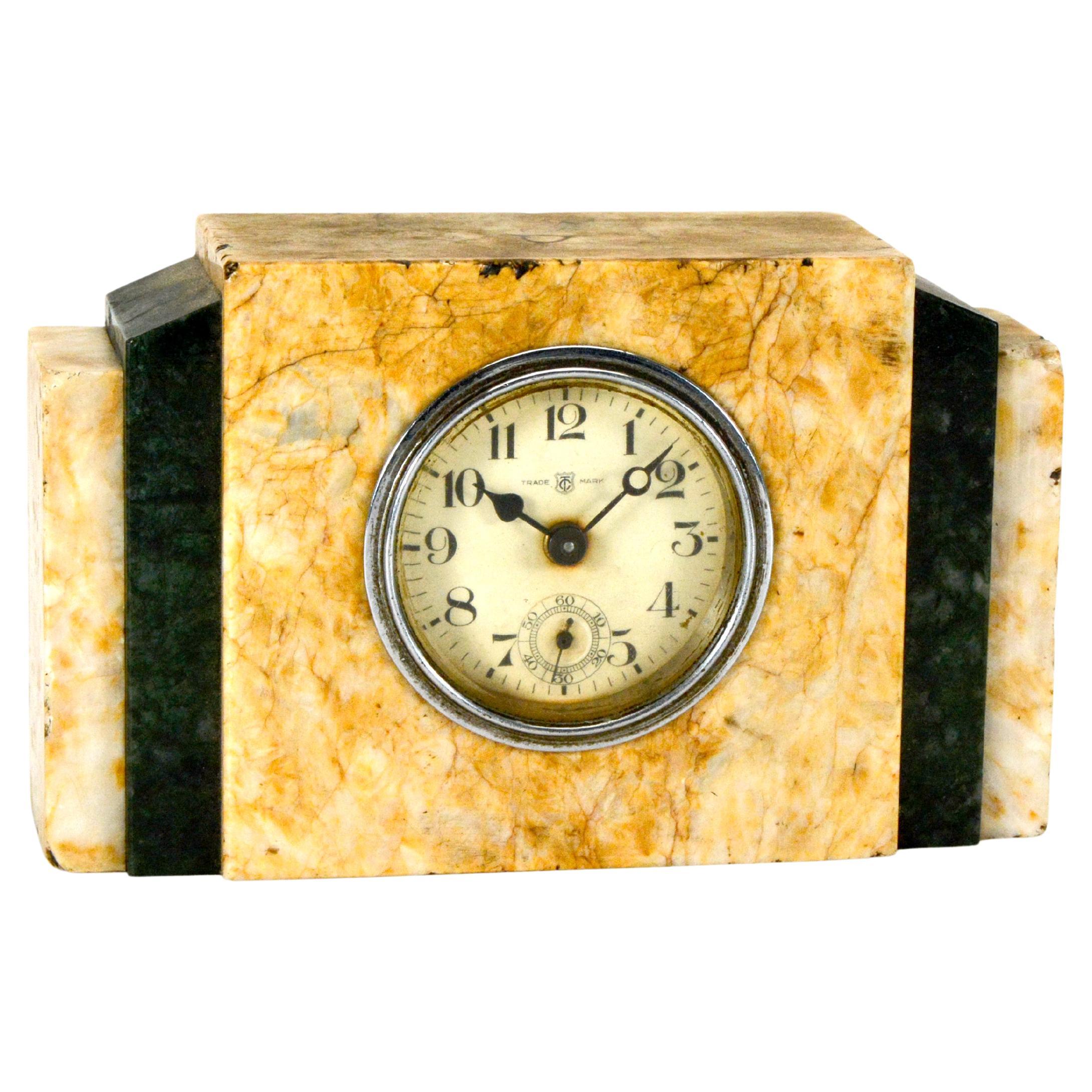 Antiquité - Horloge de bureau Art Déco miniature à boîtier en marbre avec cadran à trotteuse en vente