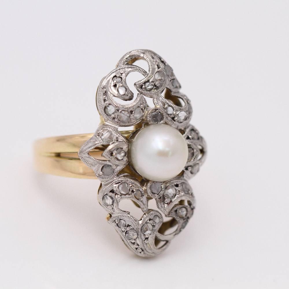 Vintage Belle Époque 1920's two-tone ring for woman  30x Diamonds in antique cut with a total weight of approx. 0,20ct  1x Natural pearl of 7mm.  Size 15,5  18kt Yellow Gold and 950 Platinum  6,74 grams.  Original Pre-Owned Antique Item. This ring