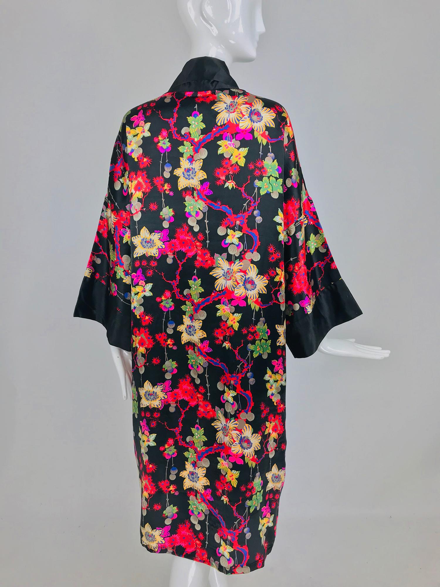 1920s Vintage Silk Kimono Robe Fantasy Floral Print In Good Condition In West Palm Beach, FL