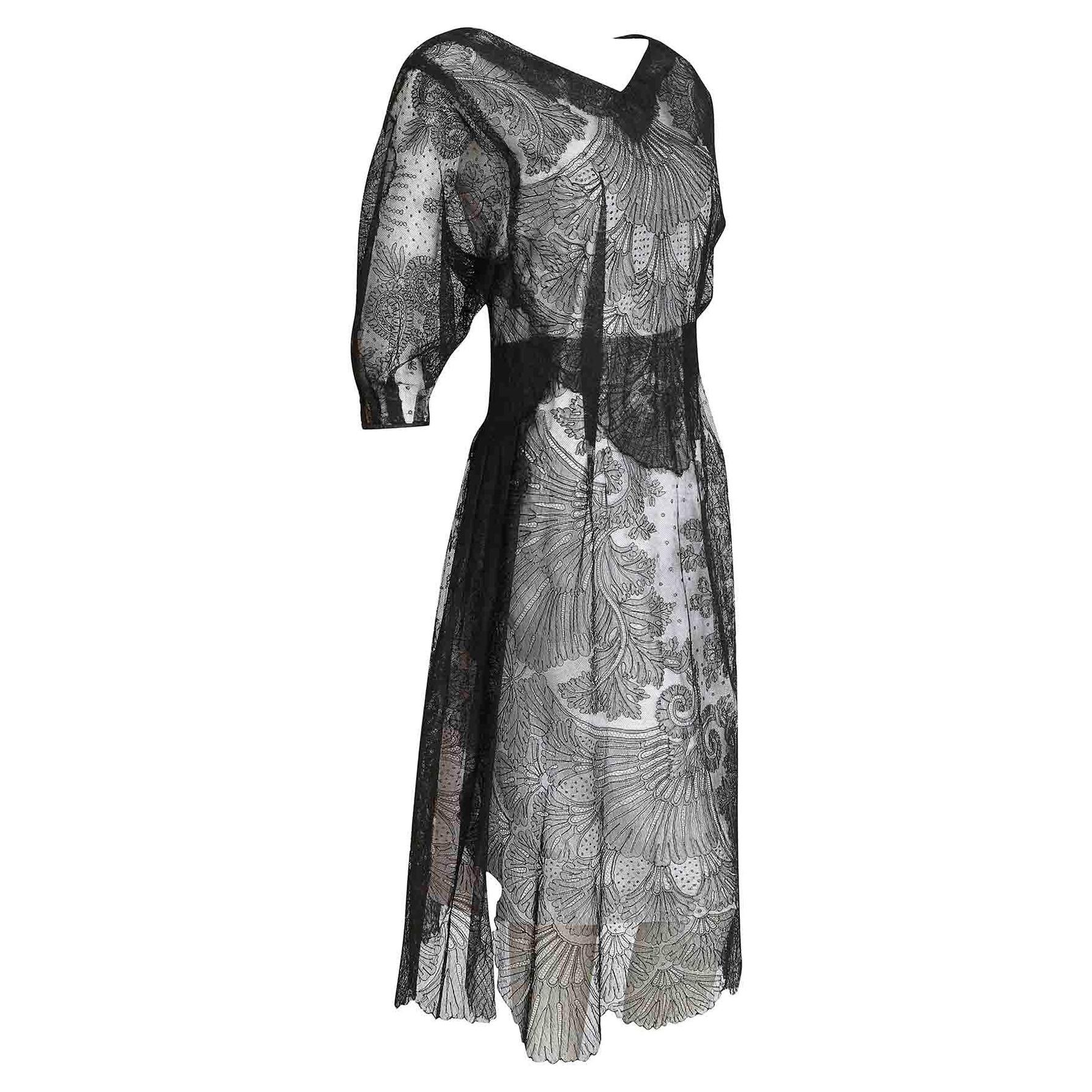 Robe vintage des années 1920 - dentelle florale - décolleté latéral fendu et col en V  en vente