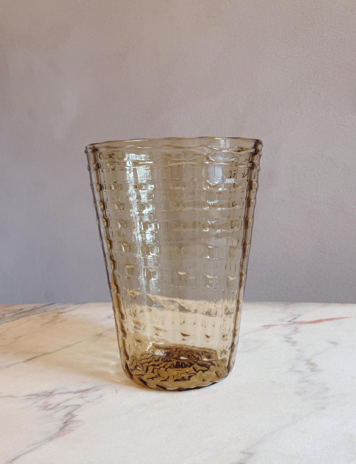 Magnifique vase extra-large en verre de Murano jaune pâle soufflé à la main par Vittorio Zecchin dans les années 1920. Ce grand vase est en très bon état. Il est orné de lignes décoratives 