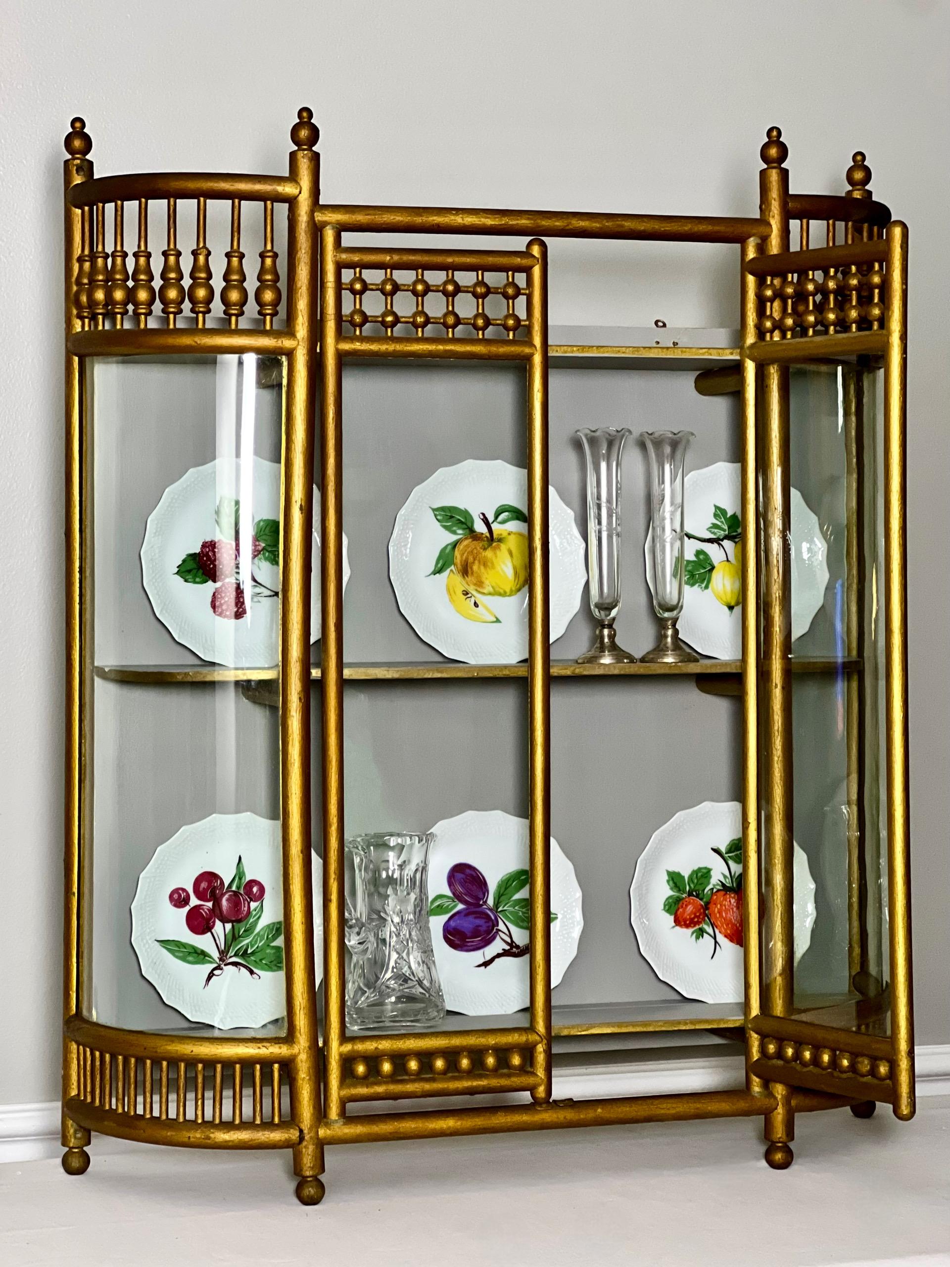1920er Wandvitrine mit gebogenem Glas Demilune Stick and Ball Design im Angebot 5