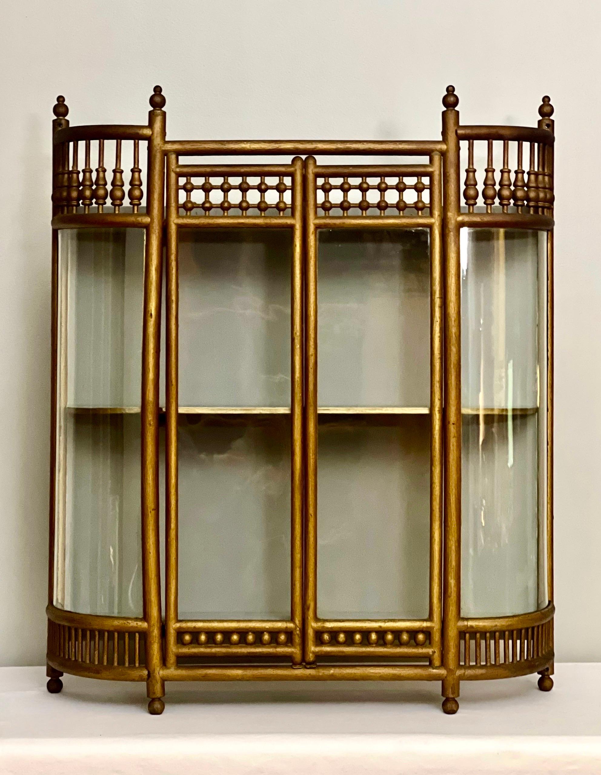 1920er Wandvitrine mit gebogenem Glas Demilune Stick and Ball Design im Angebot 8