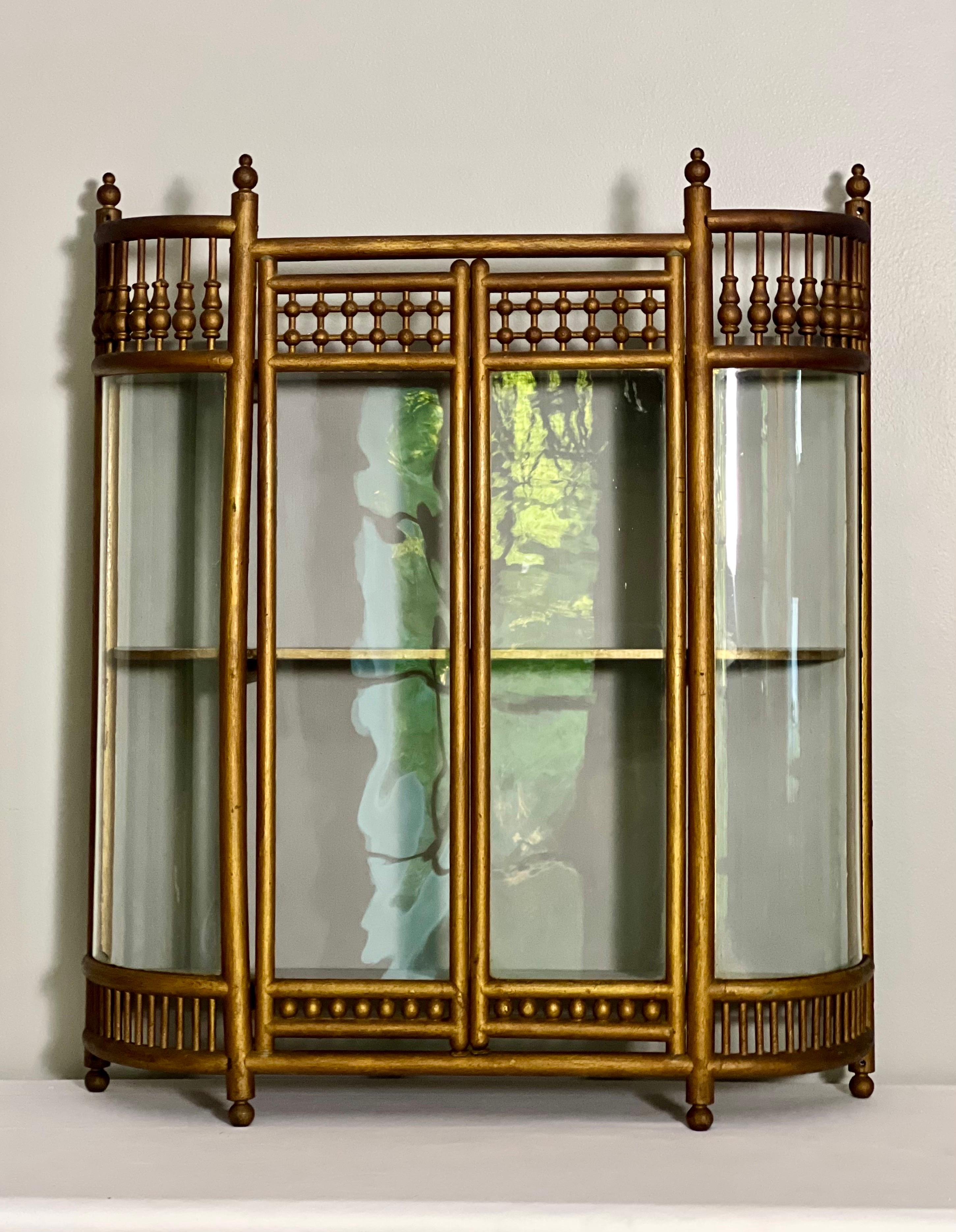 Malerei dekoriert Gold viktorianischen Demilune Stick und Ball Wand Kuriositätenkabinett, ca. frühen 1920er Jahren.  Wunderschönes Hängeschränkchen mit gewelltem Glas und originalen gewölbten Glasseiten, zwei Innenböden und oberem Boden mit