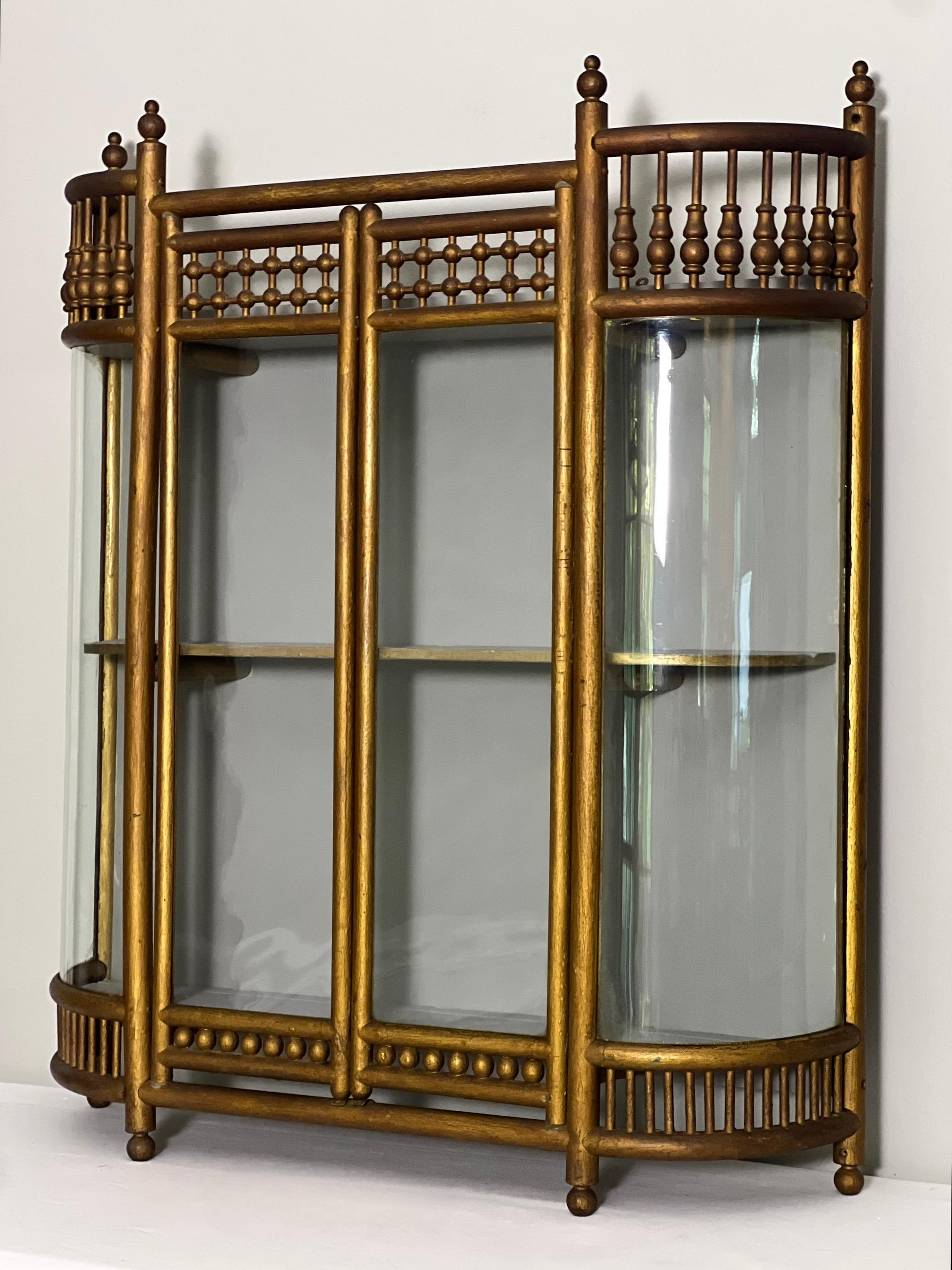 1920er Wandvitrine mit gebogenem Glas Demilune Stick and Ball Design (Viktorianisch) im Angebot