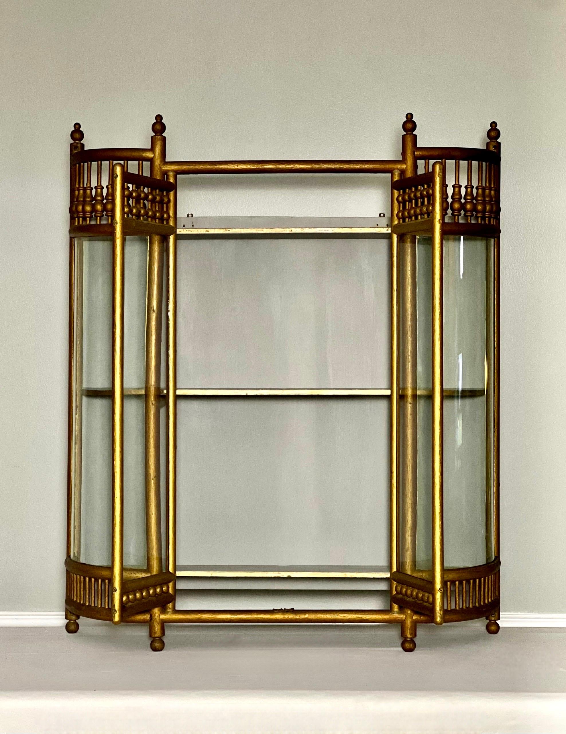1920er Wandvitrine mit gebogenem Glas Demilune Stick and Ball Design (Gemalt) im Angebot