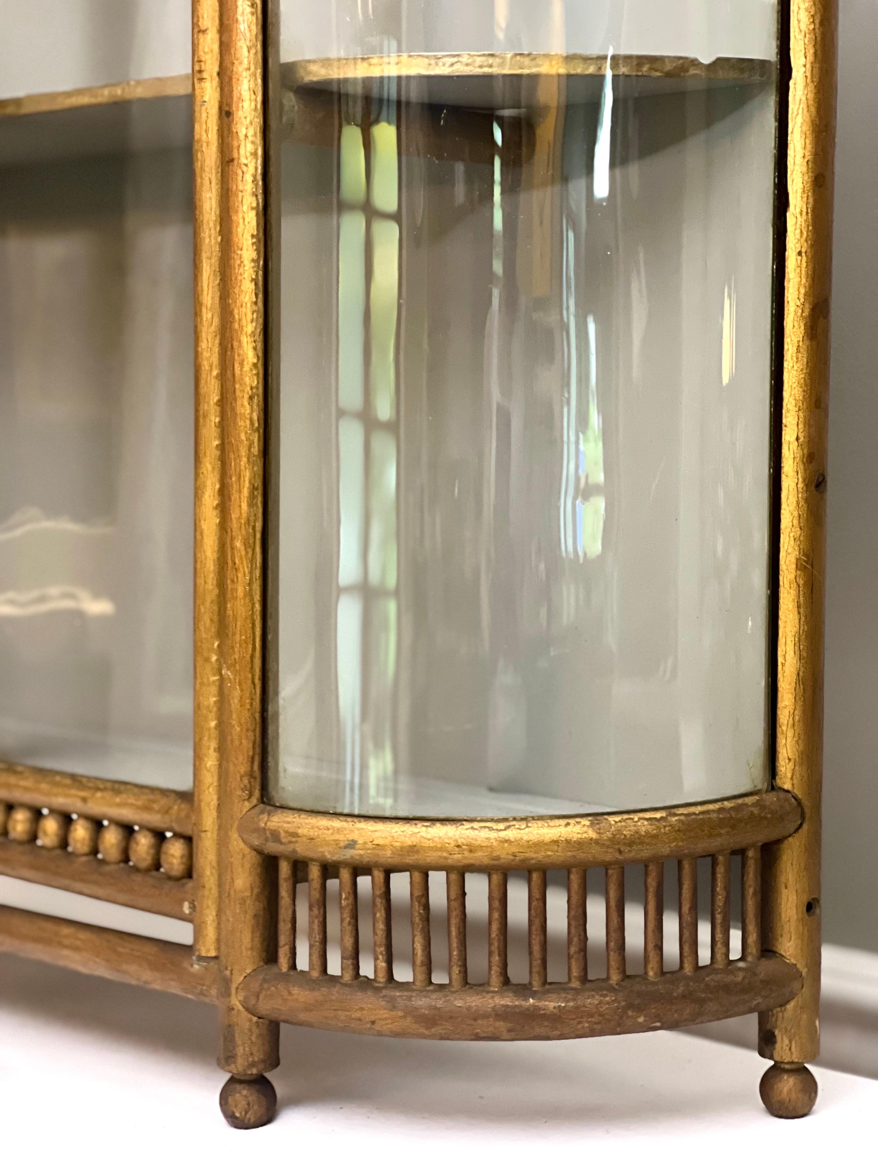 1920er Wandvitrine mit gebogenem Glas Demilune Stick and Ball Design im Angebot 3