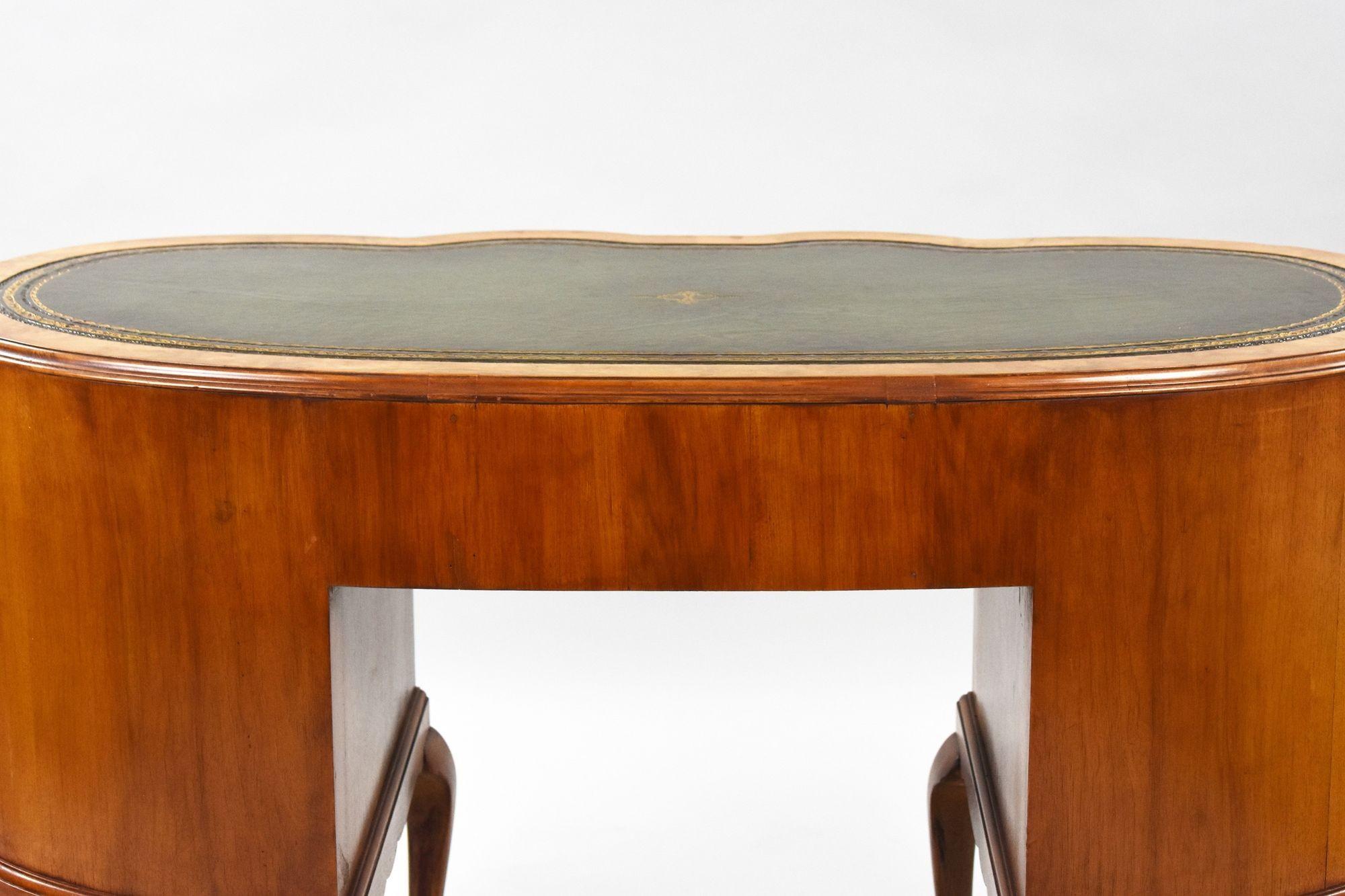 Nierenförmiger Schreibtisch aus Nussbaum aus den 1920er Jahren im Angebot 8