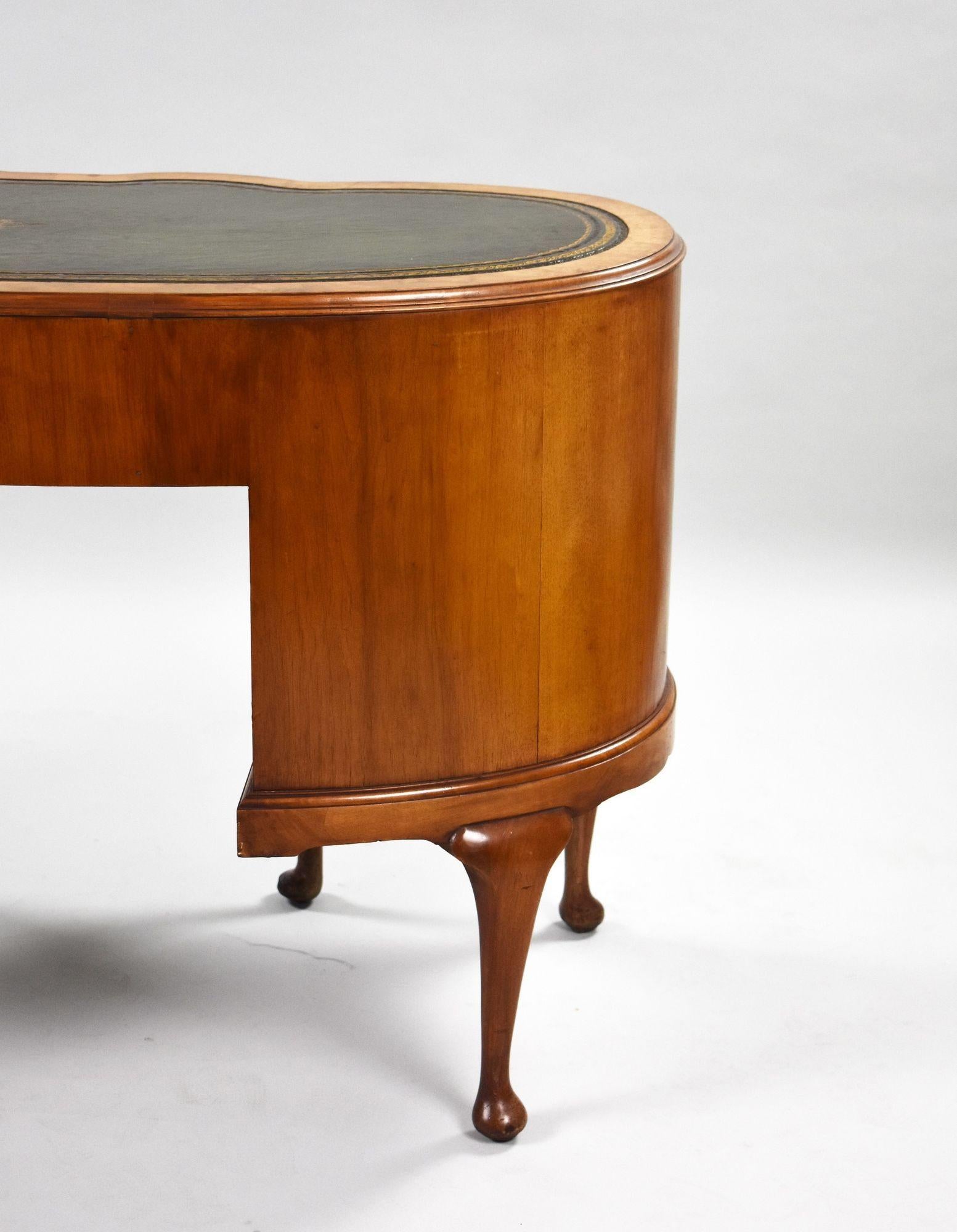 Nierenförmiger Schreibtisch aus Nussbaum aus den 1920er Jahren im Angebot 9