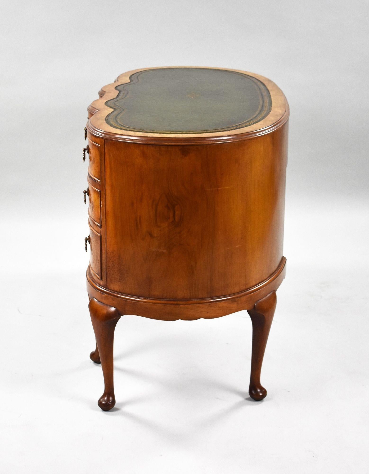 Nierenförmiger Schreibtisch aus Nussbaum aus den 1920er Jahren im Angebot 10