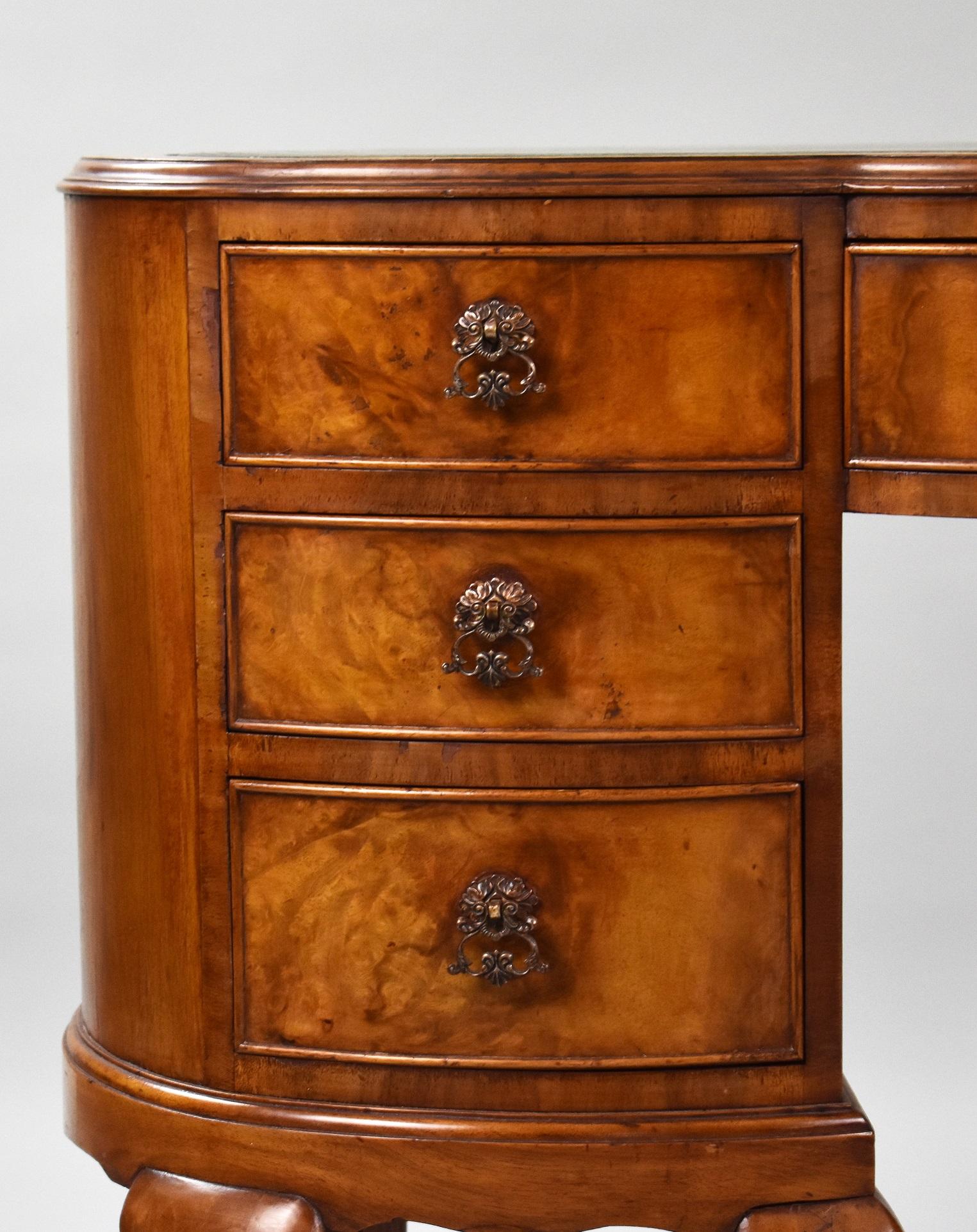 1920s Walnut Kidney Shaped Desk In Good Condition In Chelmsford, Essex