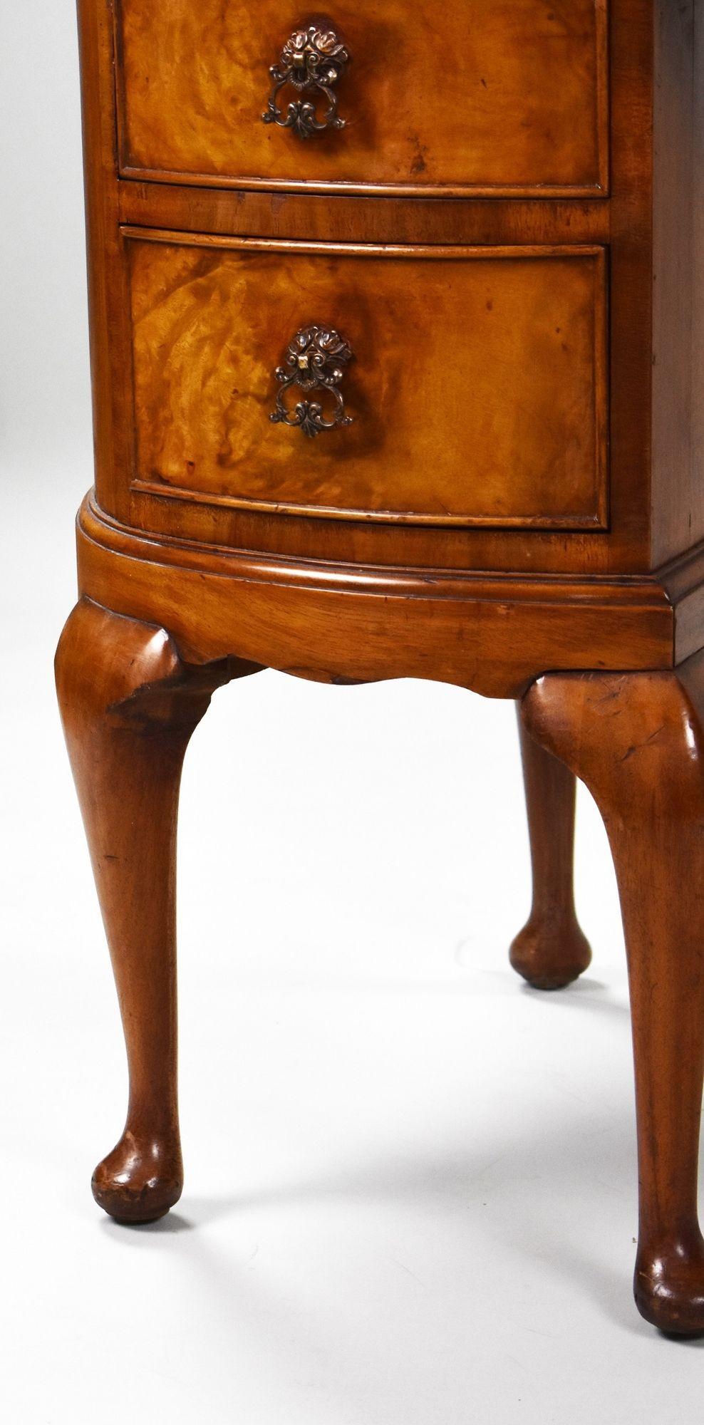 Nierenförmiger Schreibtisch aus Nussbaum aus den 1920er Jahren im Angebot 3