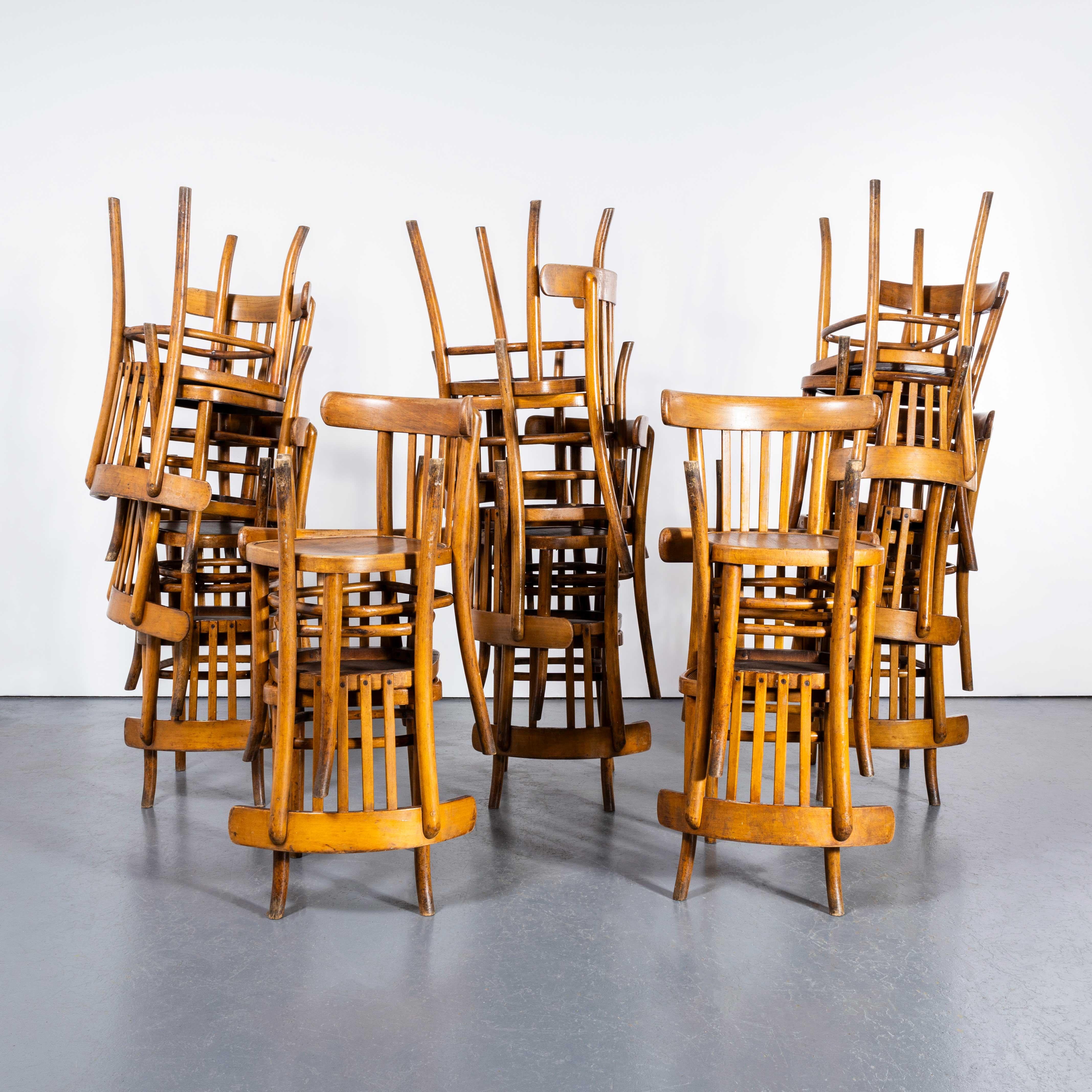1920's Warm Honey Classic Bentwood Dining Chair - Various Quantities Available. 
Hochwertiger Satz klassischer Bugholzstühle mit einer klassischen Form und einer sehr satten, warmen braunen Farbe. Zu Beginn des 20. Jahrhunderts gab es (unter