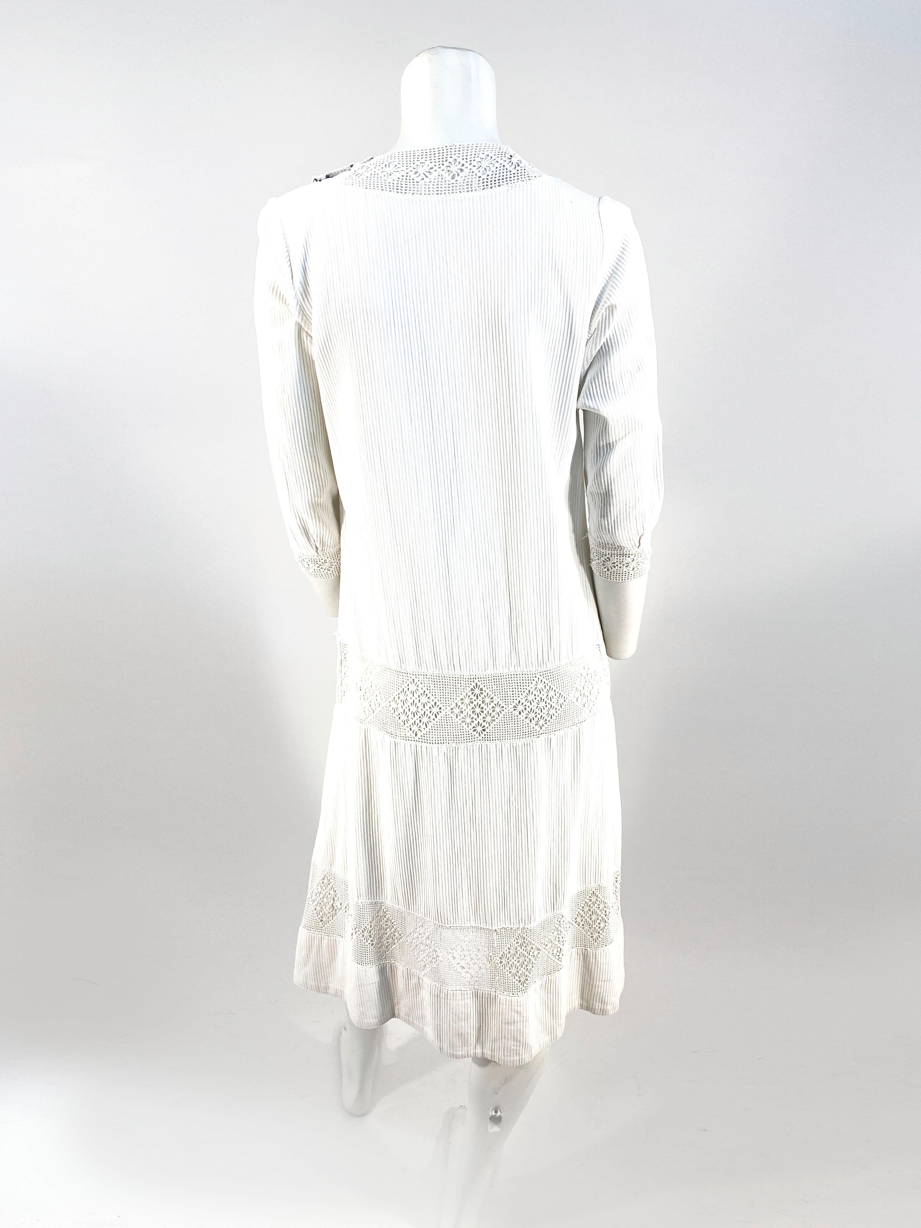 1920s White Cotton and Crochet Day Dress In Good Condition For Sale In San Francisco, CA