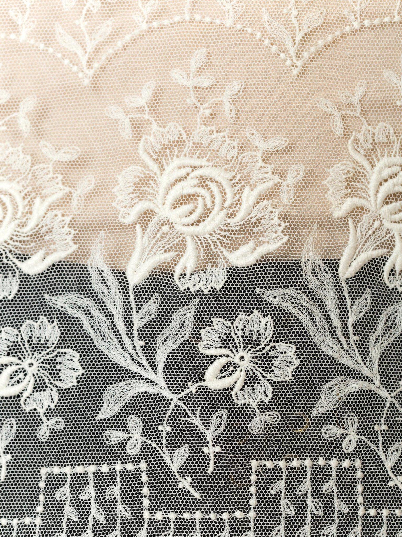 Top oversize in tulle ricamato in cotone bianco degli anni '20 con orlo alla Van Dyck in vendita 2