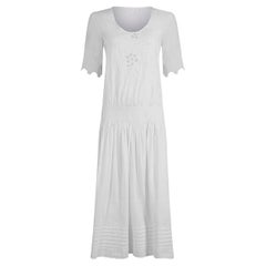 Vestido de té blanco de algodón bordado de los años 20