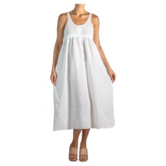 Robe blanche brodée à la main des années 1920 avec dentelle à œillets