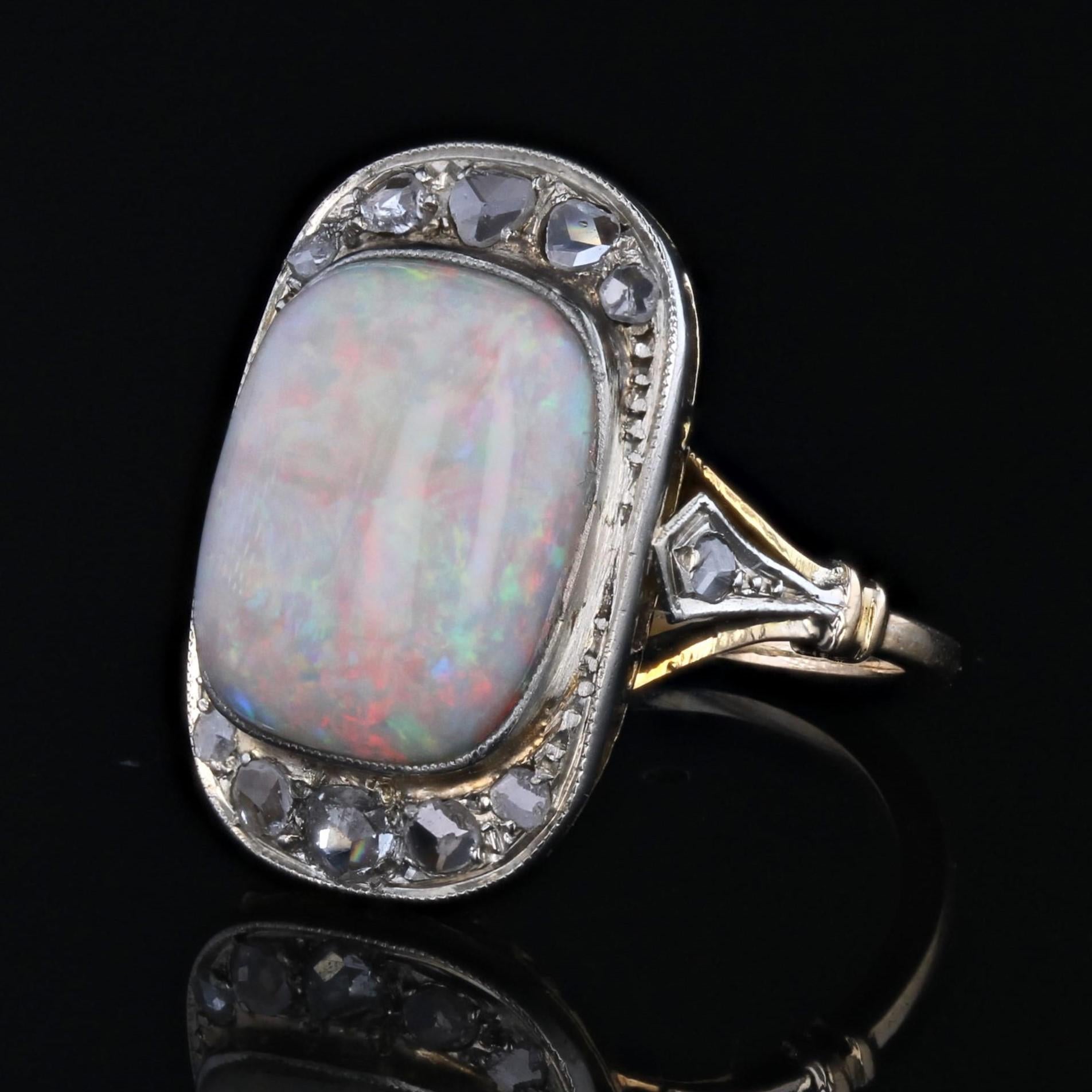 1920er Jahre Platinring mit weißem Opal und Diamanten aus 18 Karat Gelbgold im Angebot 1