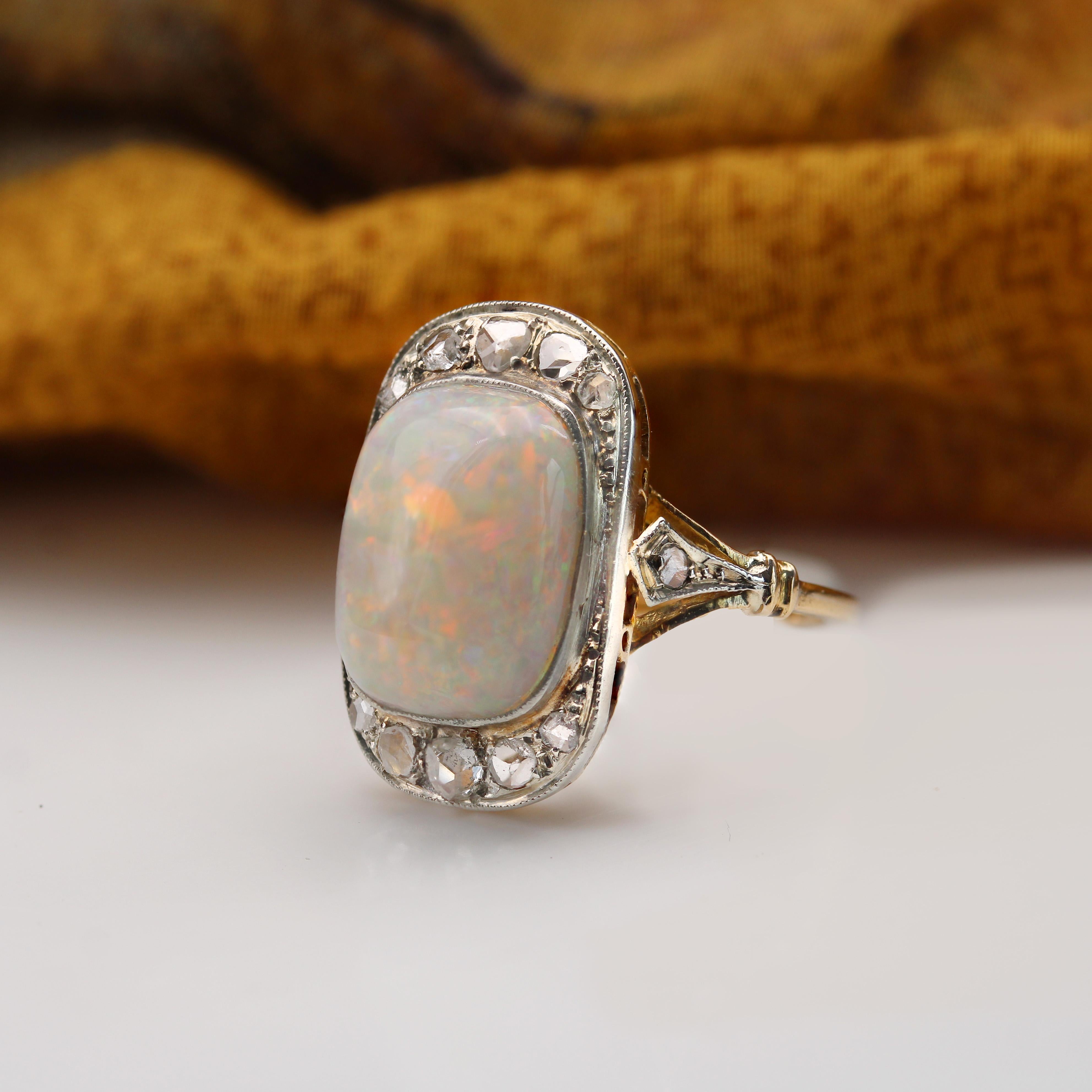 1920er Jahre Platinring mit weißem Opal und Diamanten aus 18 Karat Gelbgold im Angebot 2