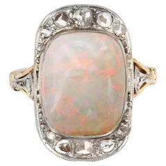 1920er Jahre Platinring mit weißem Opal und Diamanten aus 18 Karat Gelbgold