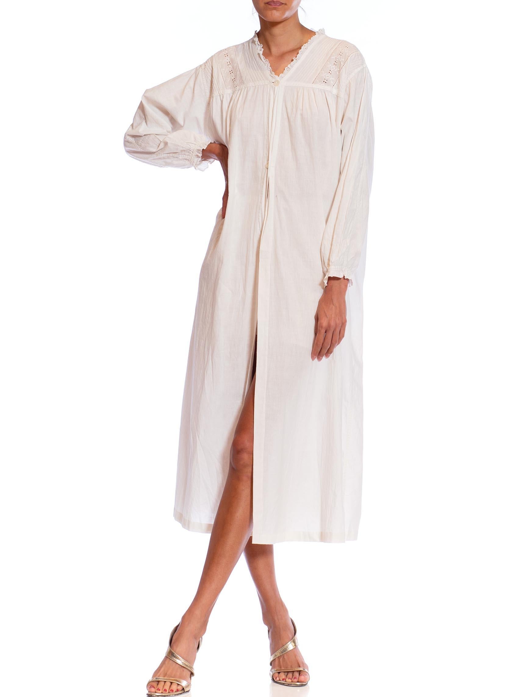 1920S White Organic Cotton Lace Trimmed Duster Robe In Excellent Condition For Sale In New York, NY