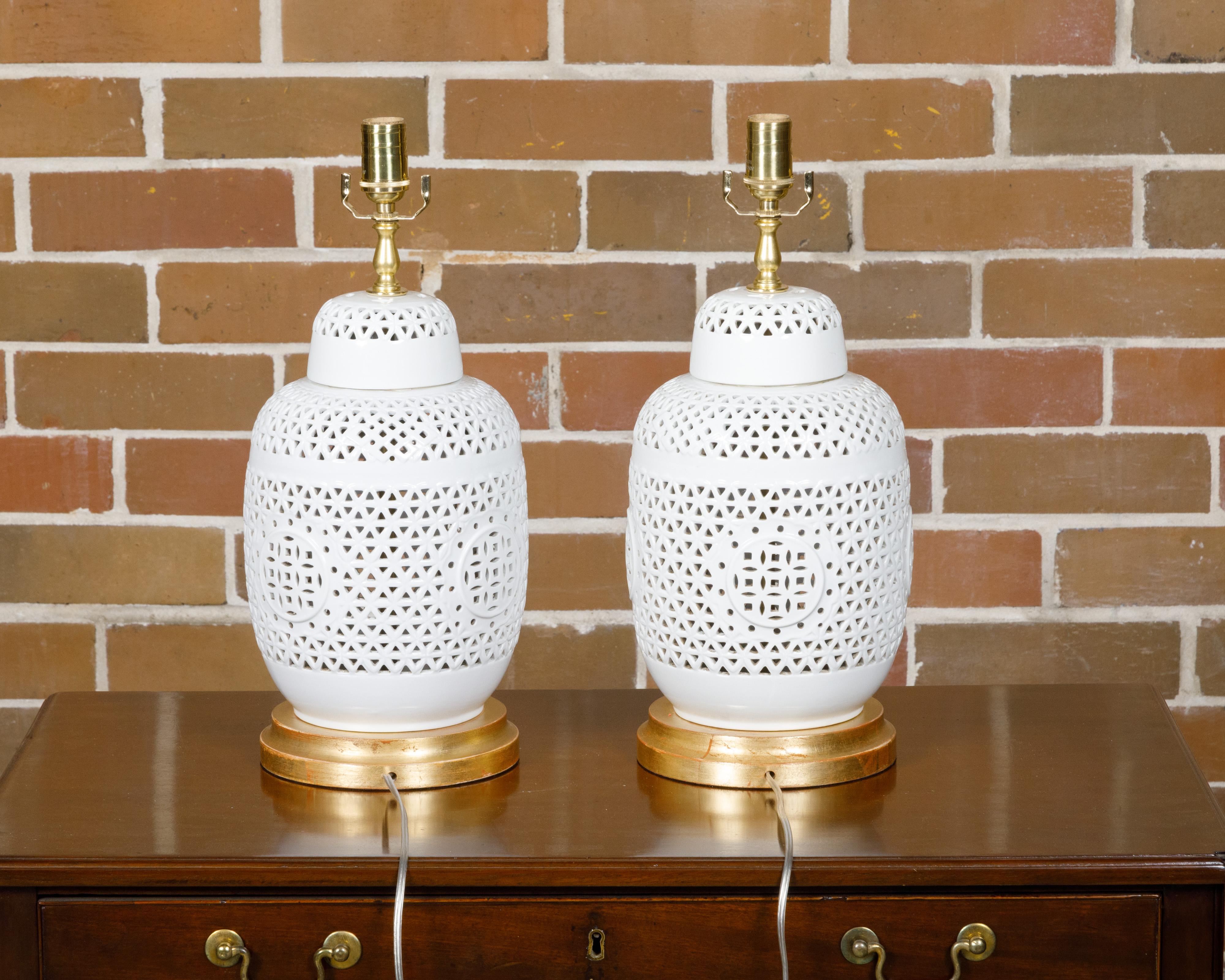 Asiatique Vases asiatiques en porcelaine blanche des années 1920 à décor géométrique transformés en lampes de table en vente