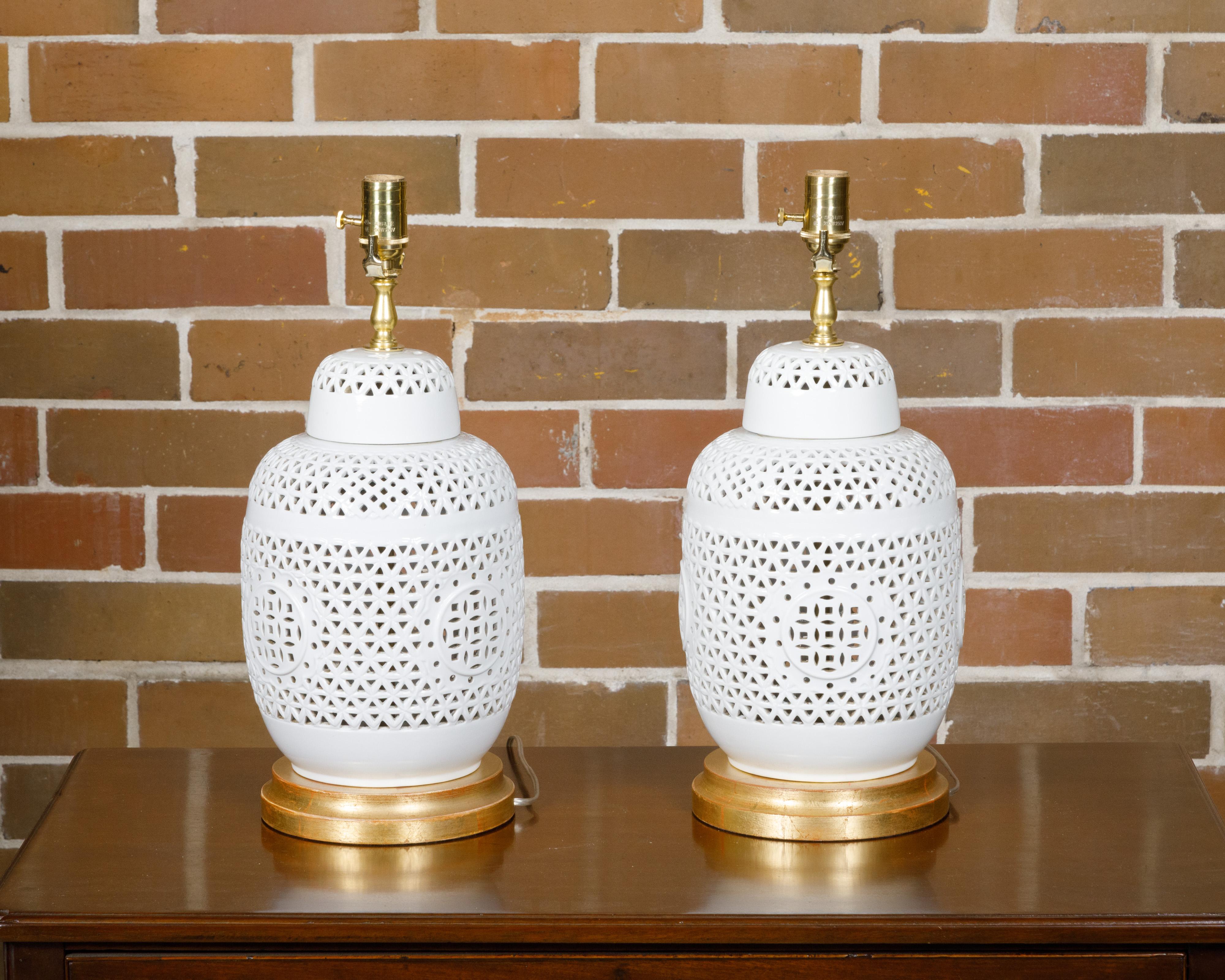 Vases asiatiques en porcelaine blanche des années 1920 à décor géométrique transformés en lampes de table Bon état - En vente à Atlanta, GA