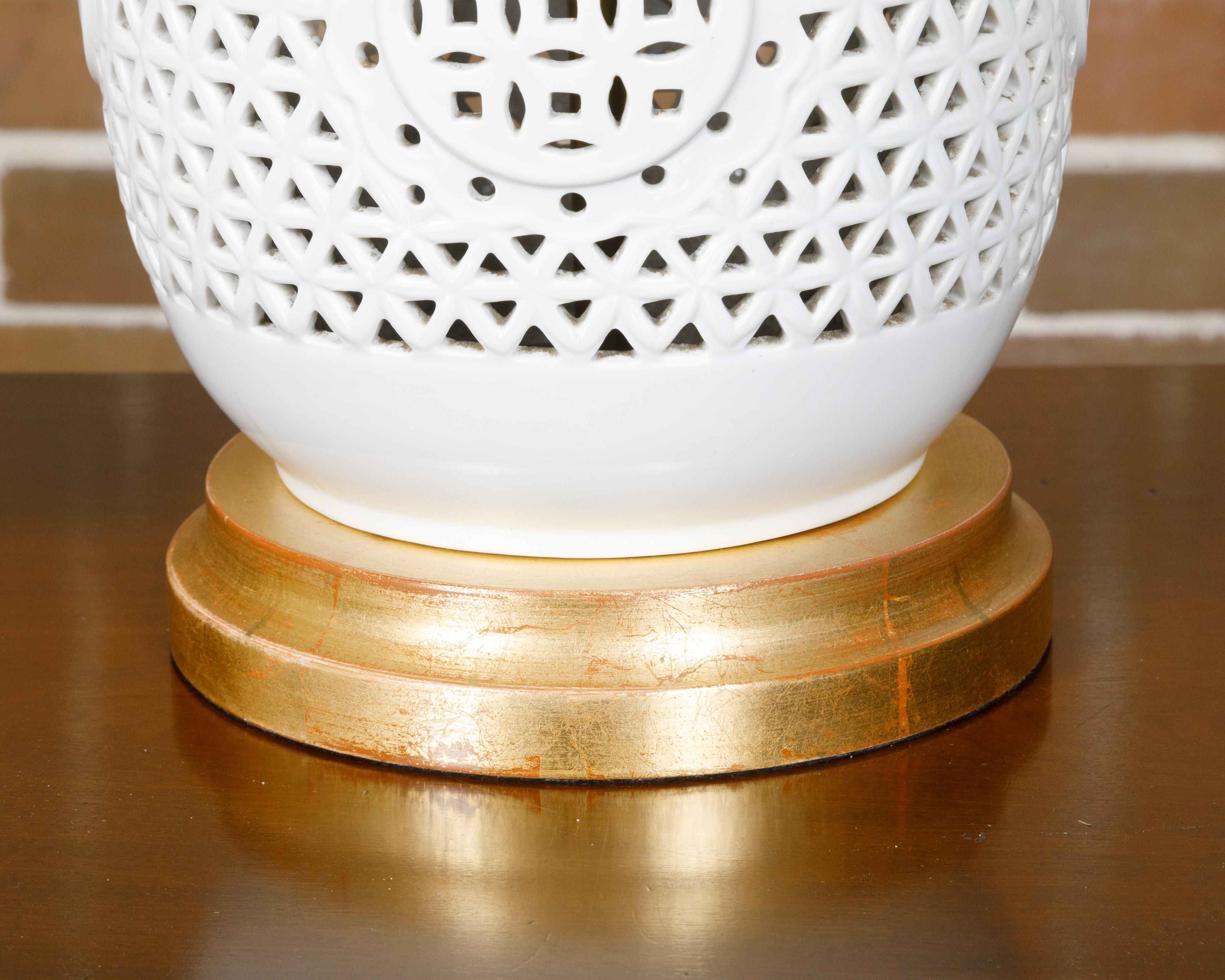 20ième siècle Vases asiatiques en porcelaine blanche des années 1920 à décor géométrique transformés en lampes de table en vente