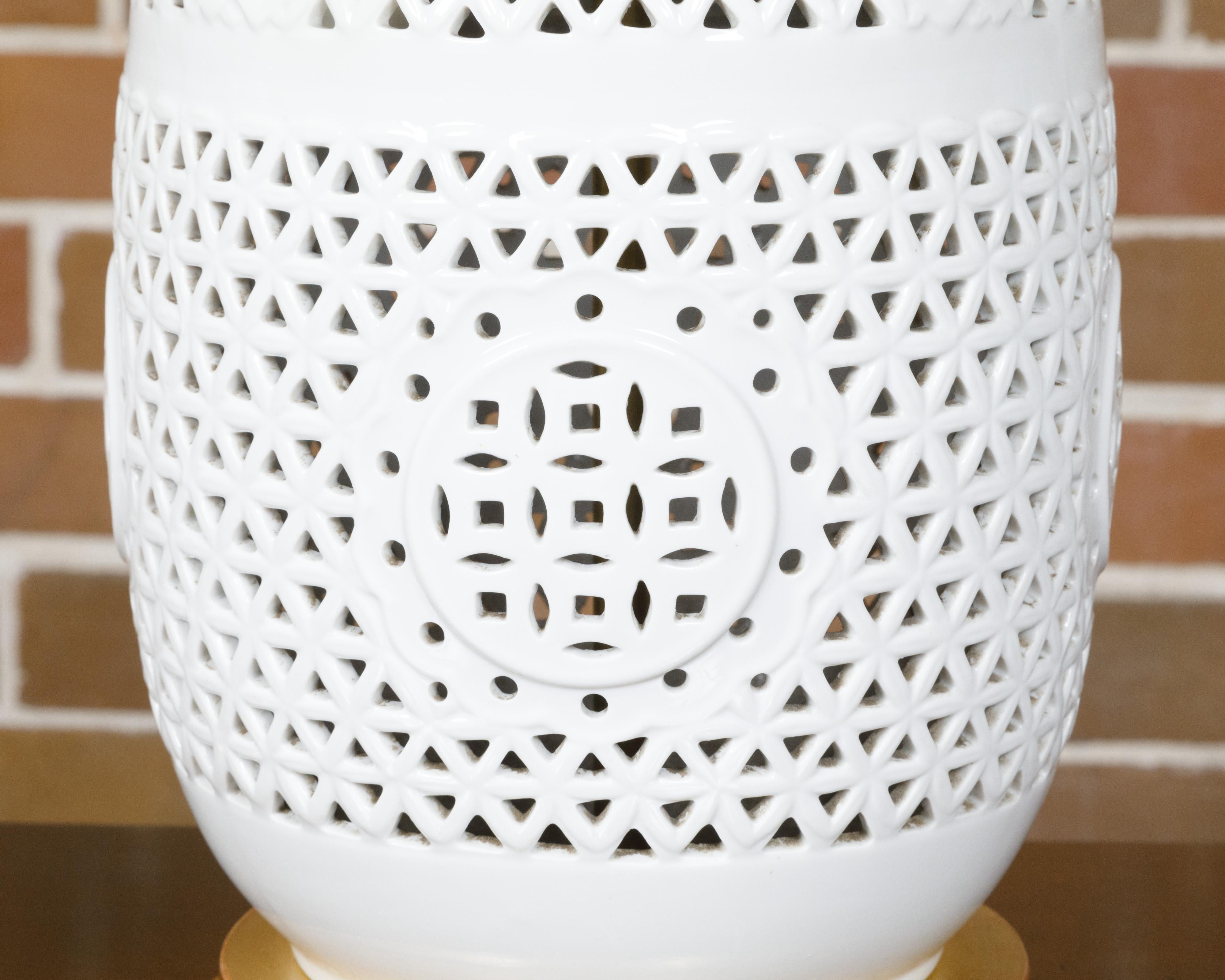 Porcelaine Vases asiatiques en porcelaine blanche des années 1920 à décor géométrique transformés en lampes de table en vente