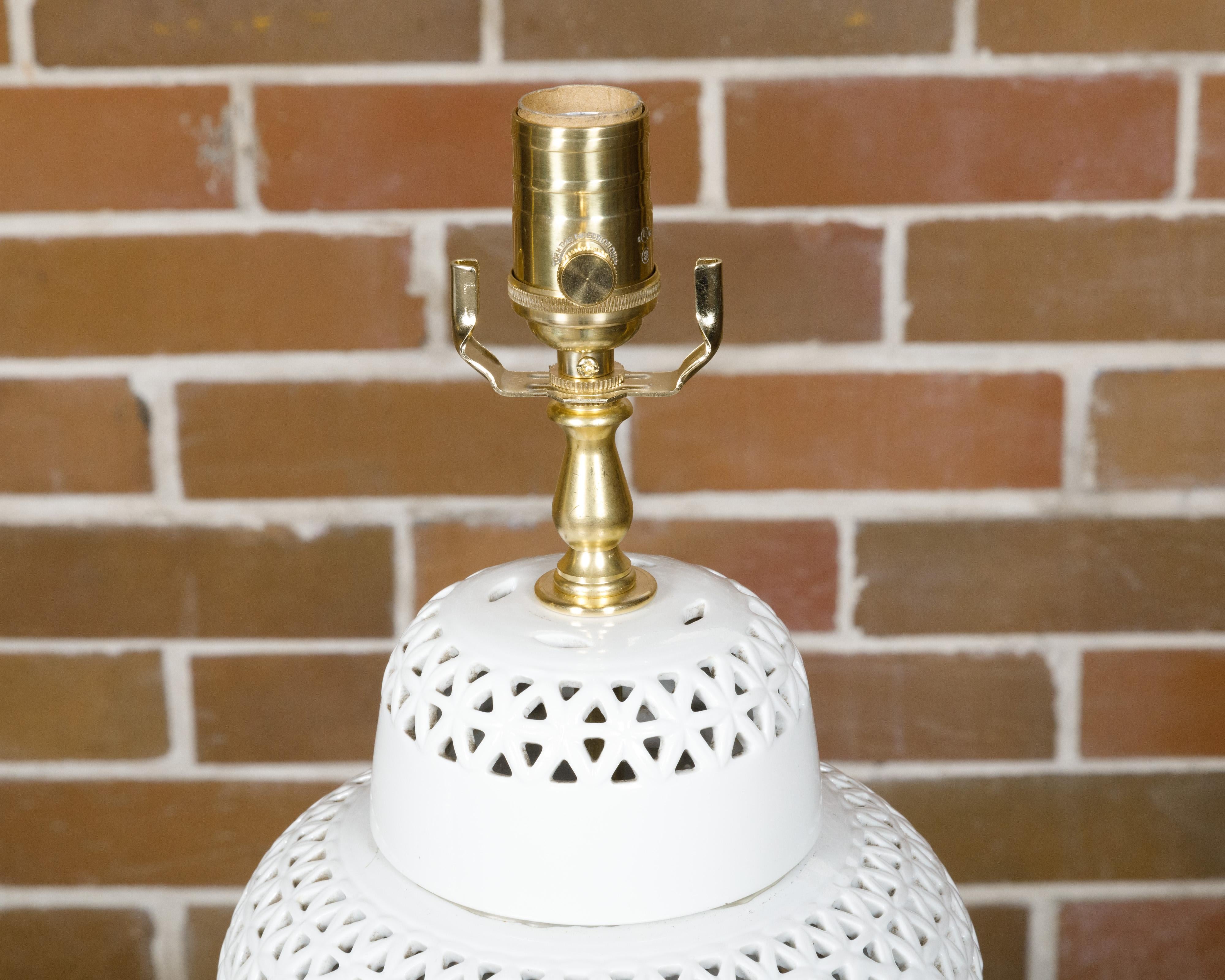 Vases asiatiques en porcelaine blanche des années 1920 à décor géométrique transformés en lampes de table en vente 2