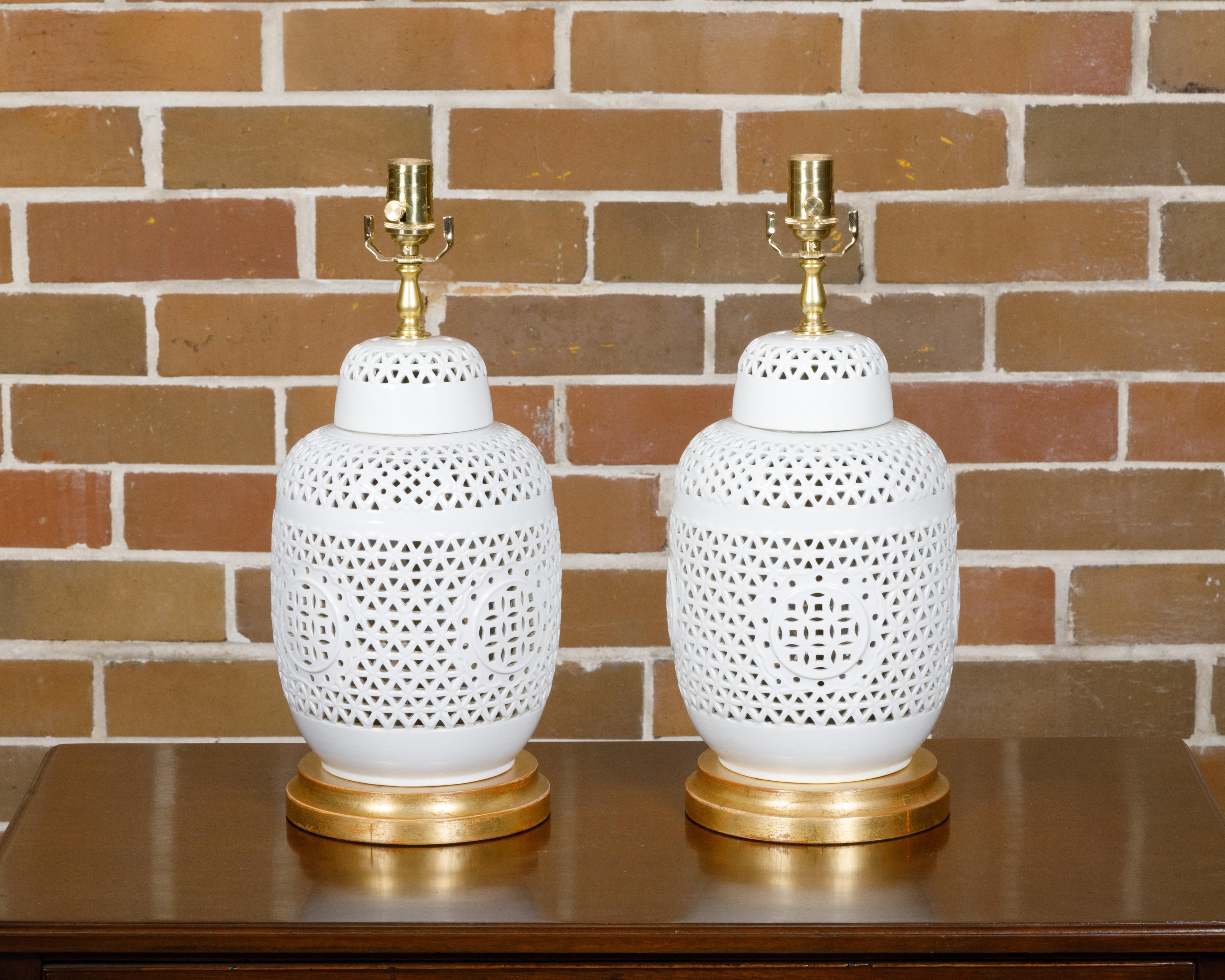 Vases asiatiques en porcelaine blanche des années 1920 à décor géométrique transformés en lampes de table en vente 3