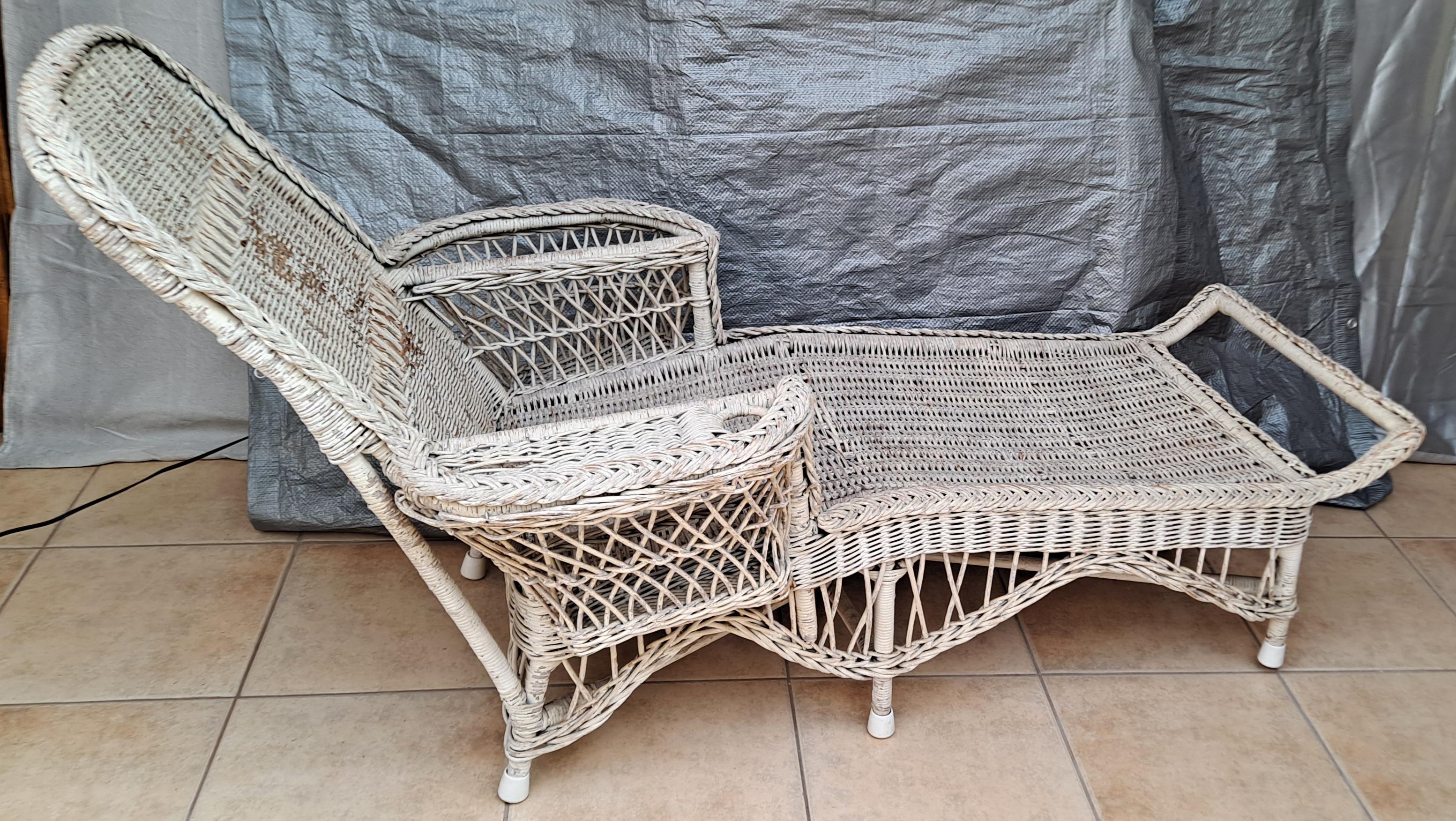 1920's White Wicker Chaise Lounge In Distressed Condition For Sale In San Francisco, CA