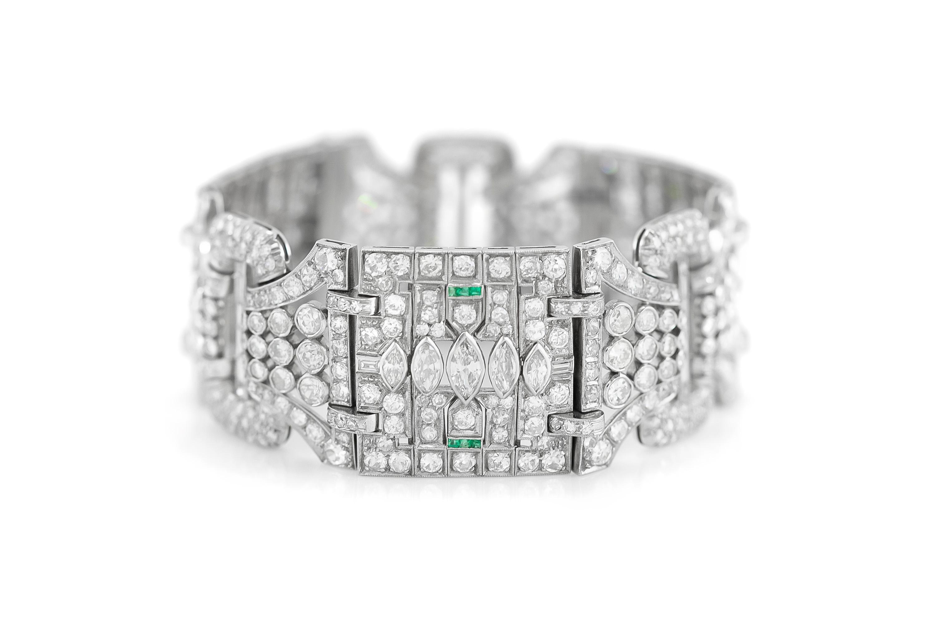 Das schöne Armband ist fein in Platin mit verschiedenen Diamanten mit einem Gesamtgewicht von 48,00 Karat gefertigt.
Originalfassung und Diamanten.
Ca. 1920er Jahre