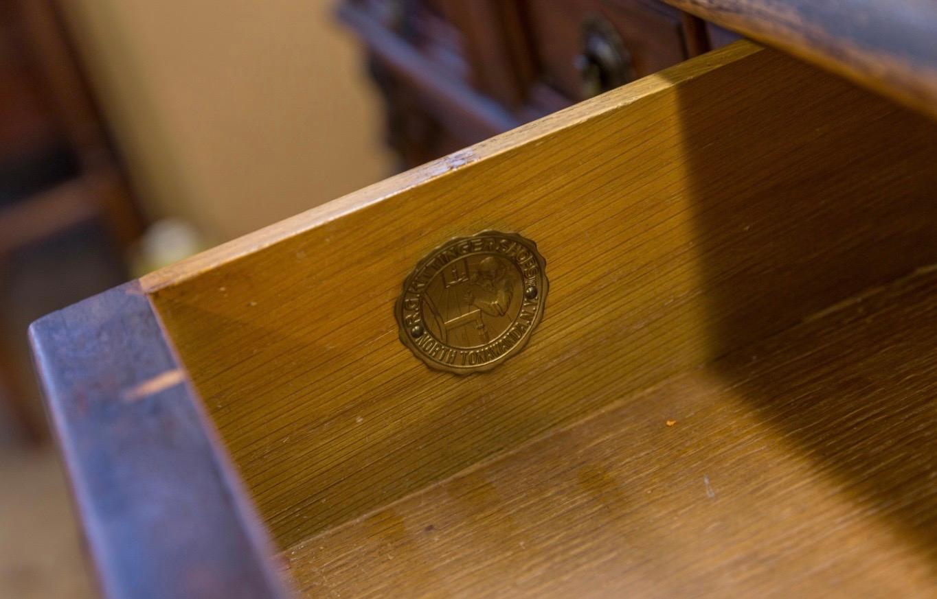 1920s William And Mary Style Carved Walnut Executive Desk By R.G. Kittinger Bon état - En vente à Kennesaw, GA