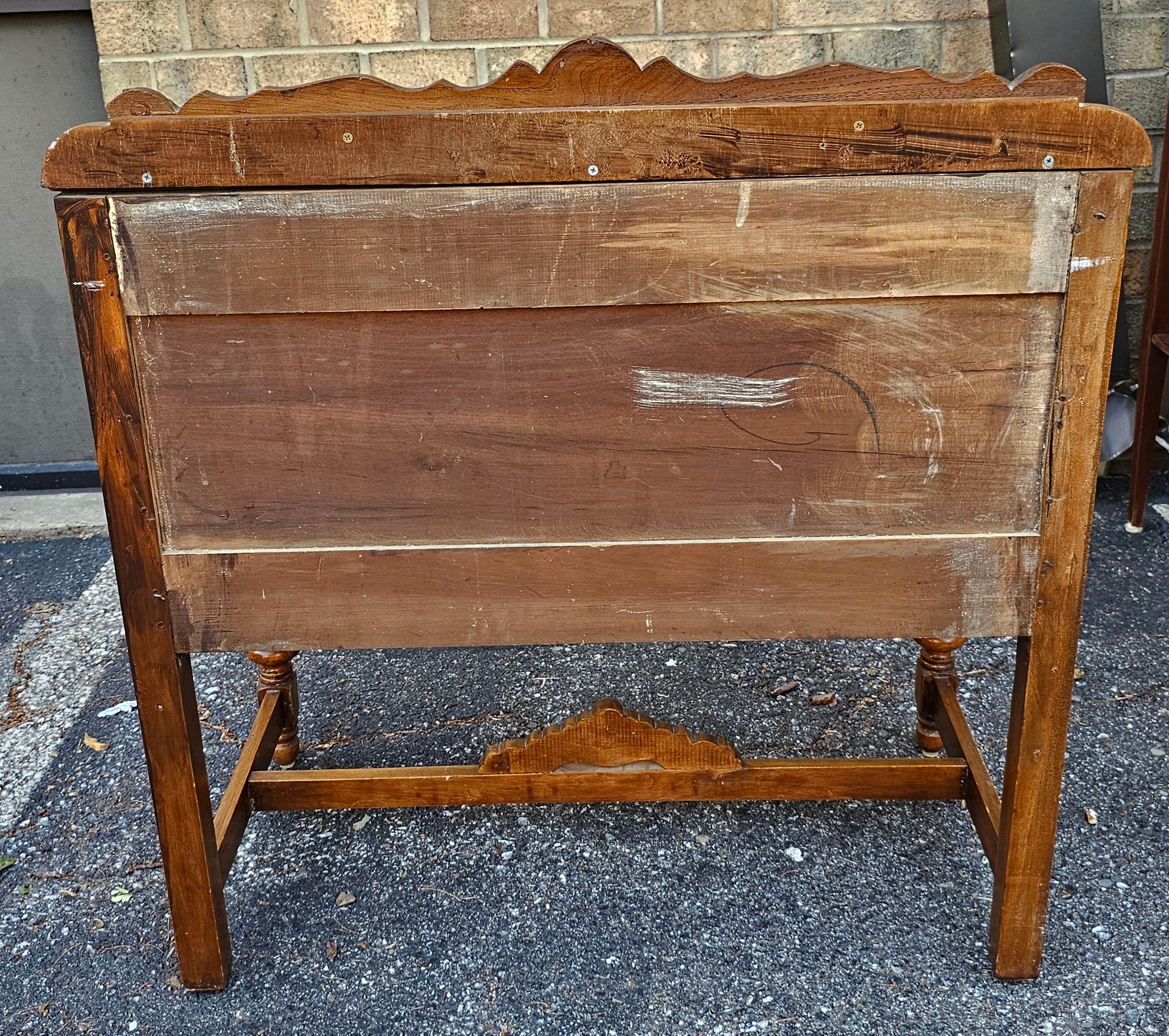 1920s William and Mary Tudor-style walnut server or buffet en venta 3