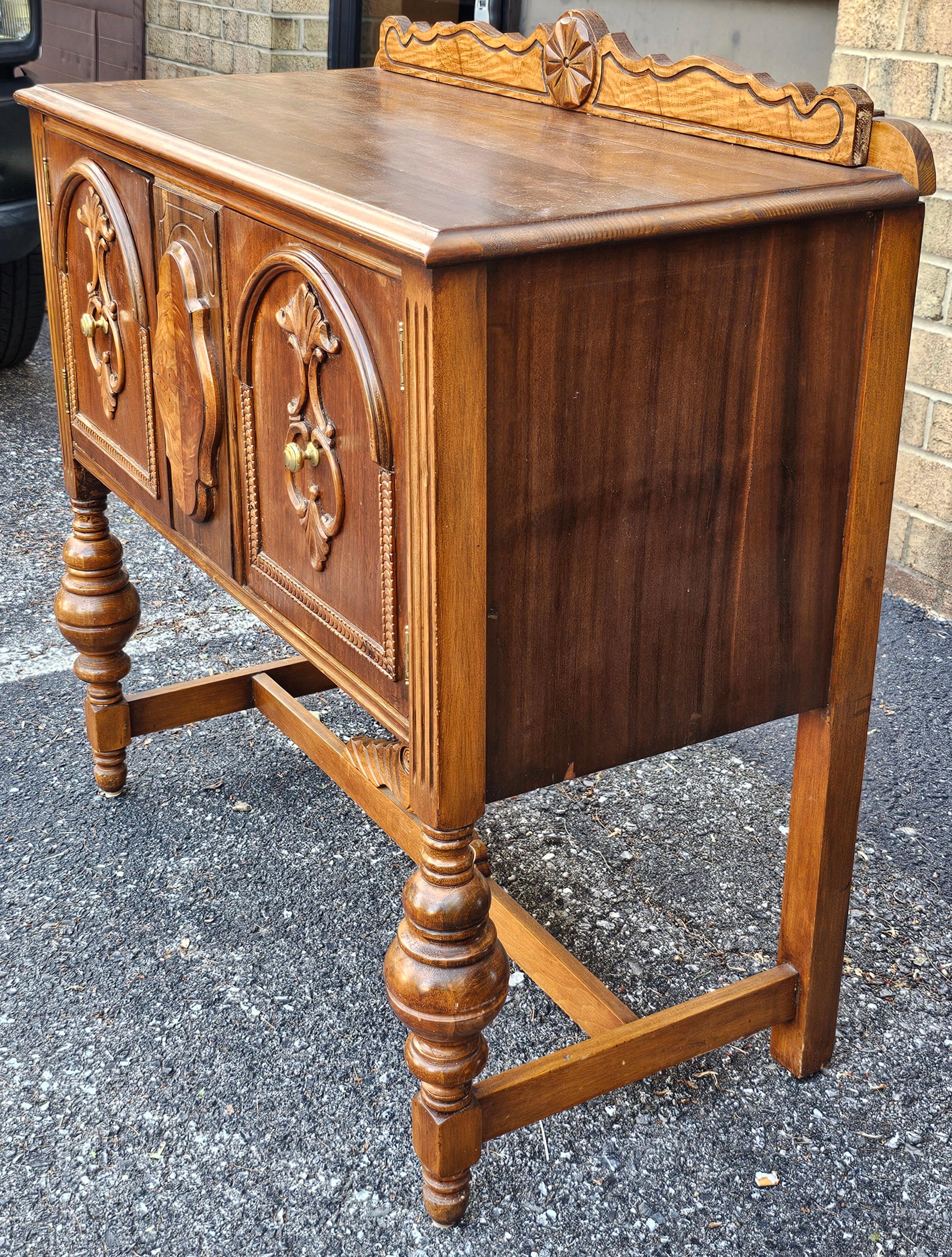 1920s William and Mary Tudor-style walnut server or buffet Guillermo y María en venta