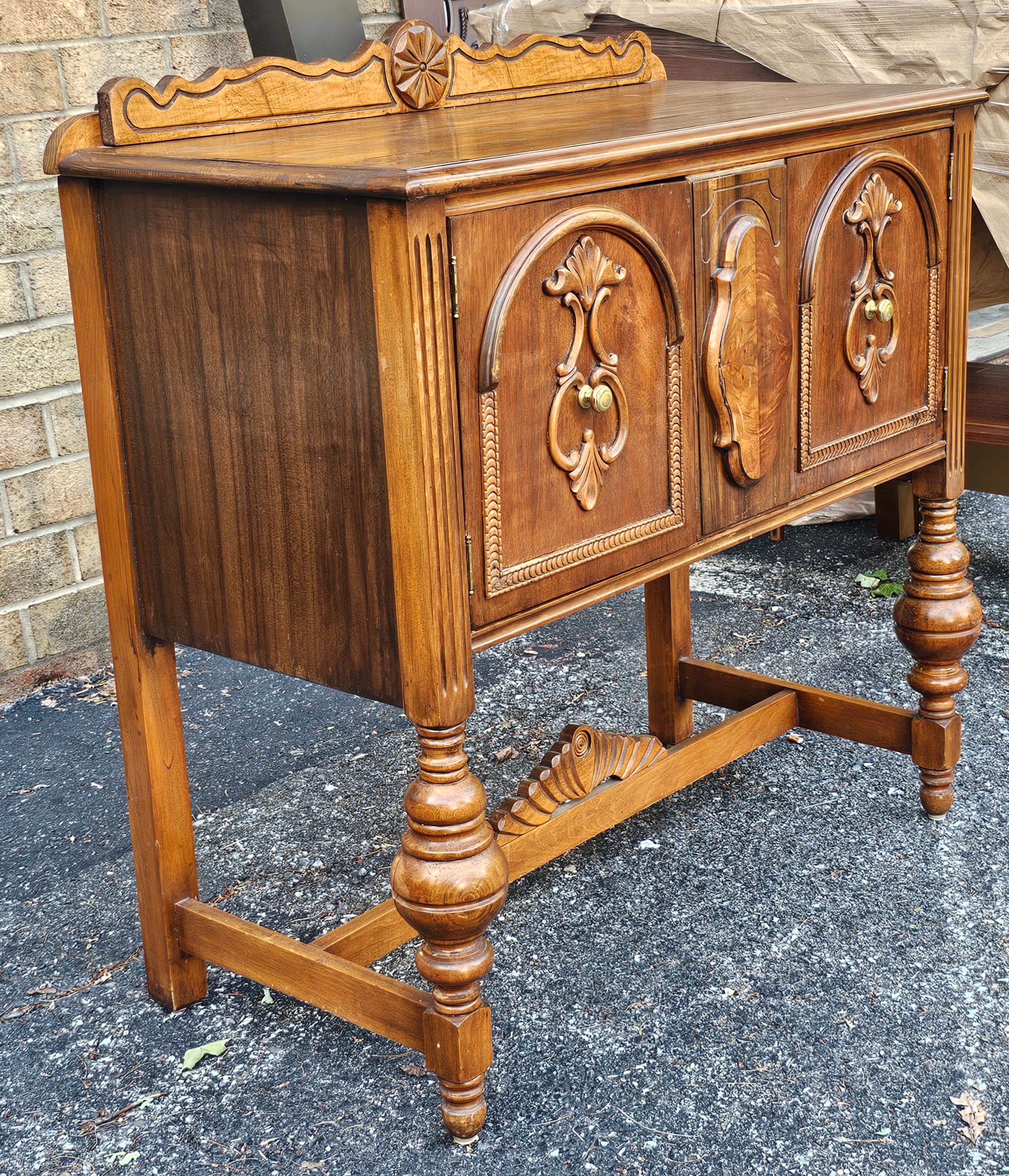 1920s William and Mary Tudor-style walnut server or buffet Estadounidense en venta