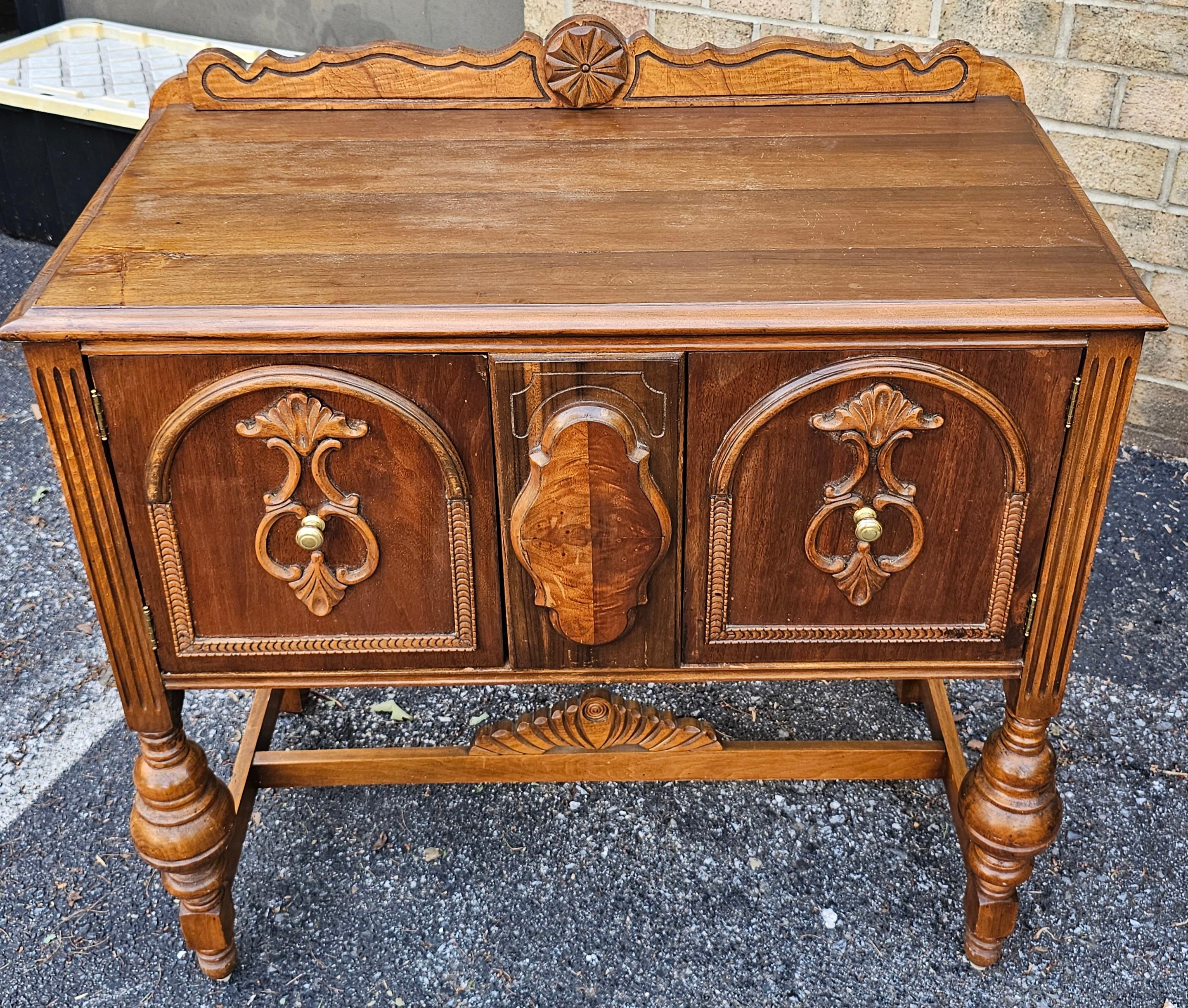 1920s William and Mary Tudor-style walnut server or buffet Tallado en venta