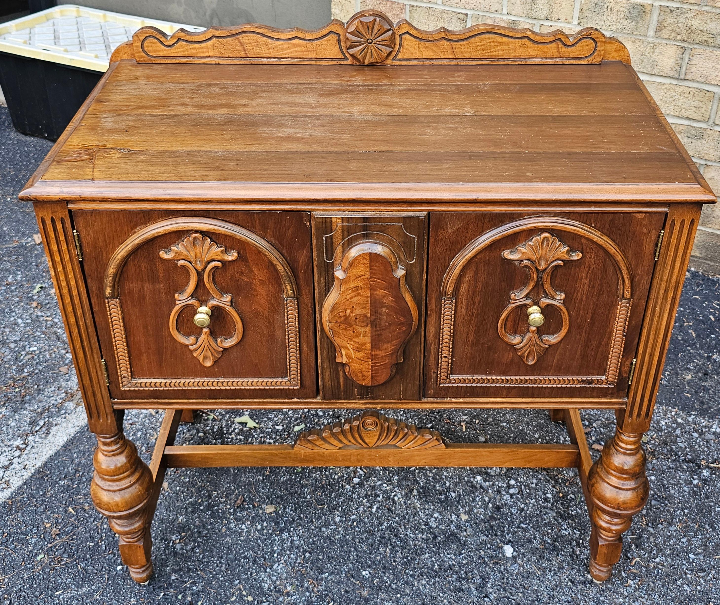 1920s William and Mary Tudor-style walnut server or buffet en Bueno estado para la venta en Germantown, MD