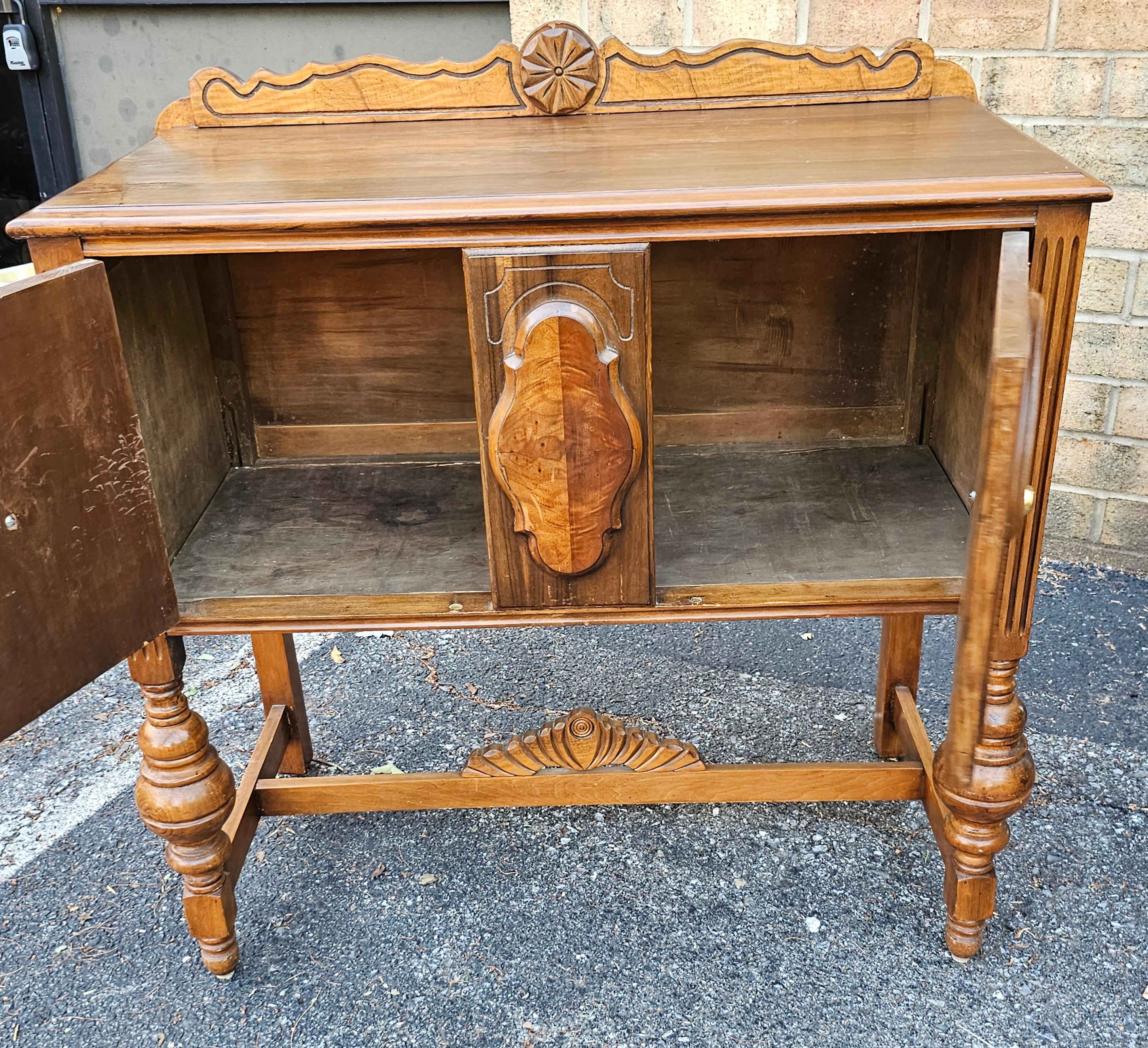 1920s William and Mary Tudor-style walnut server or buffet siglo XX en venta