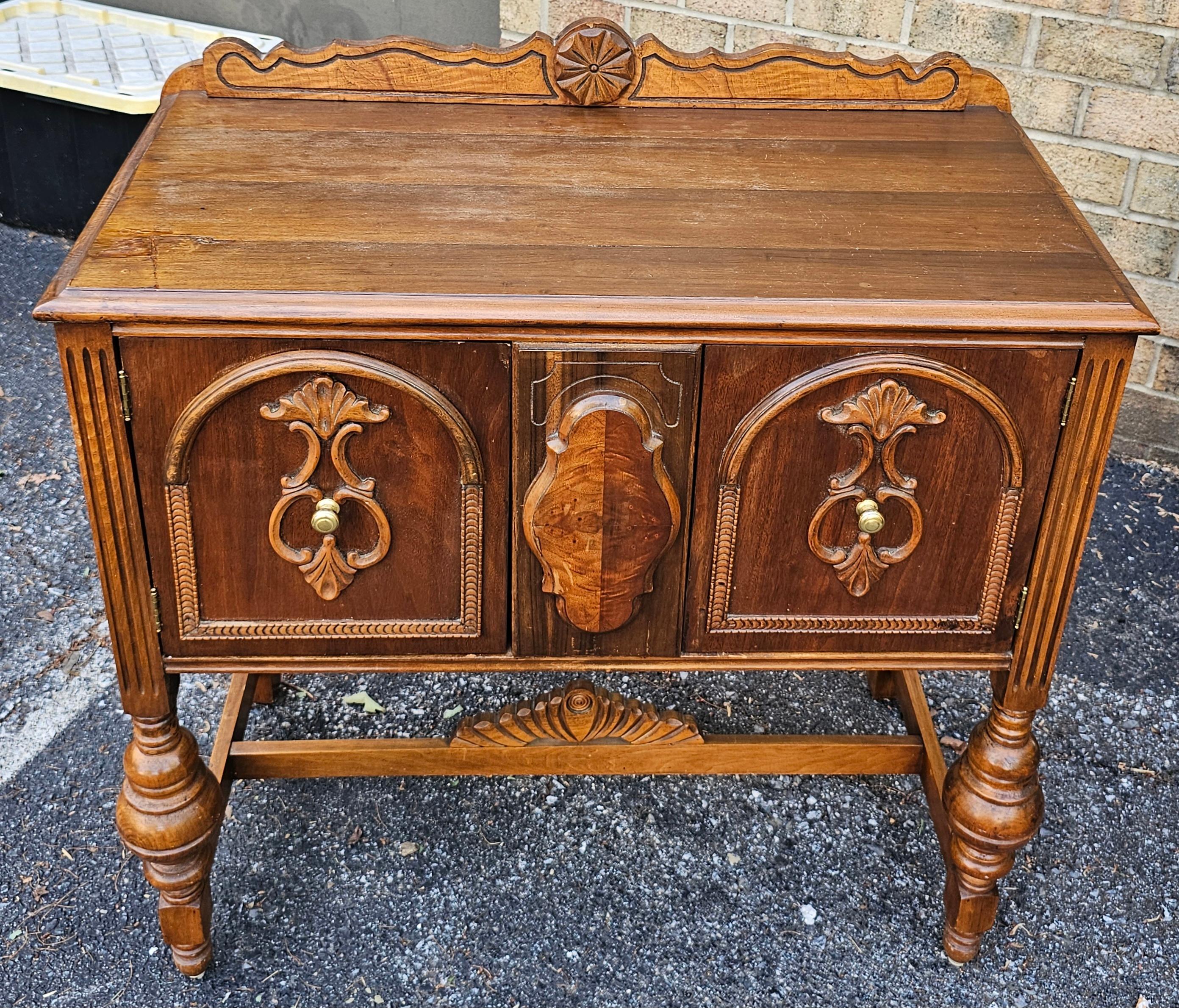 1920s William and Mary Tudor-style walnut server or buffet Nogal en venta