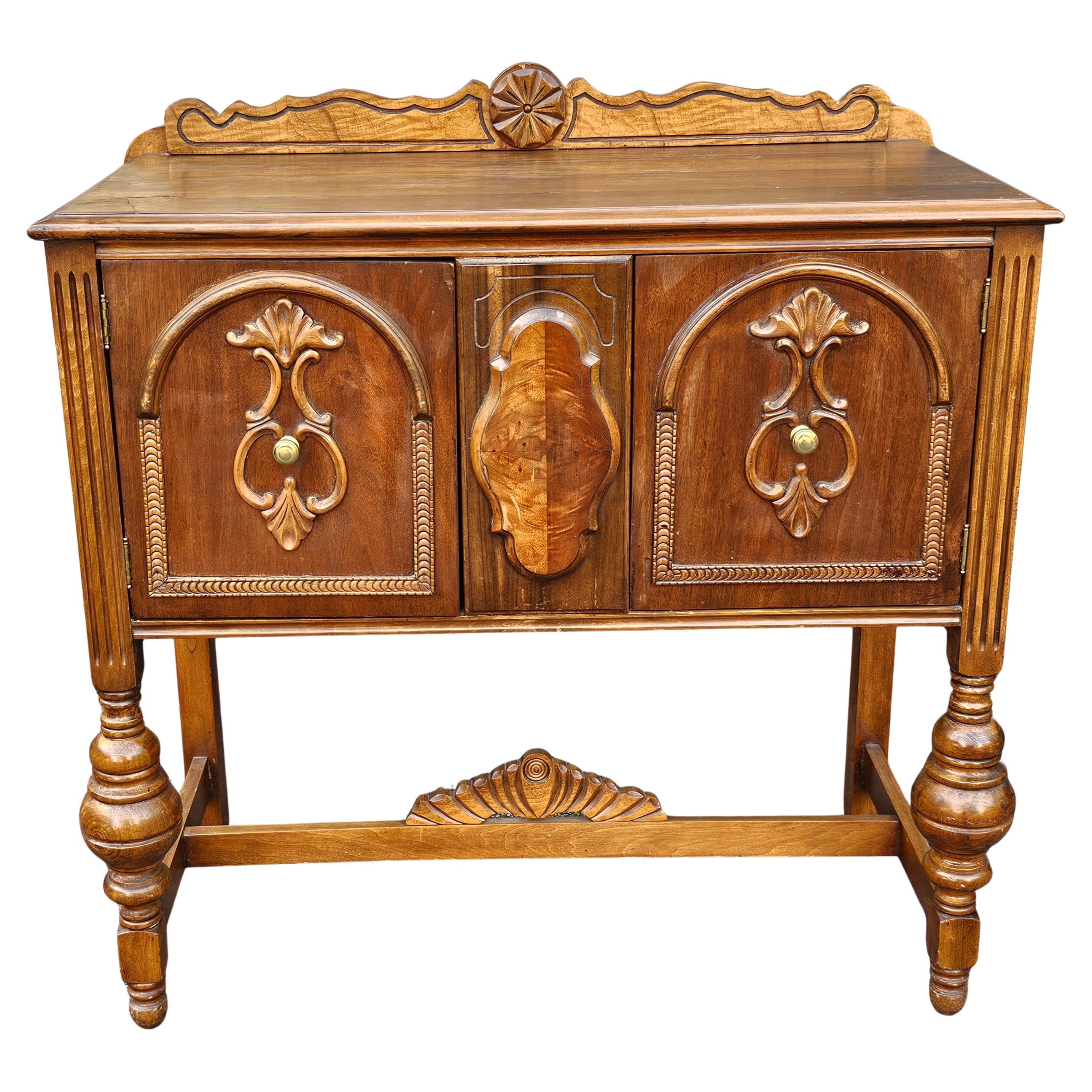 1920s William and Mary Tudor-style walnut server or buffet en venta