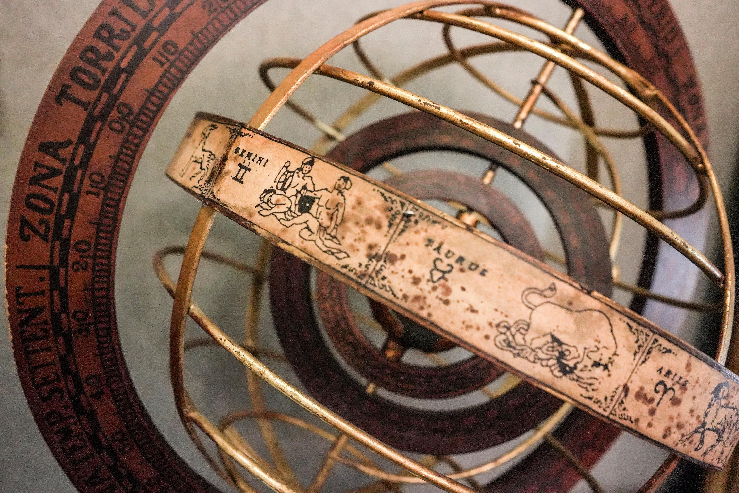 sphère armillaire en bois et laiton des années 1920 avec double globe rotatif 2